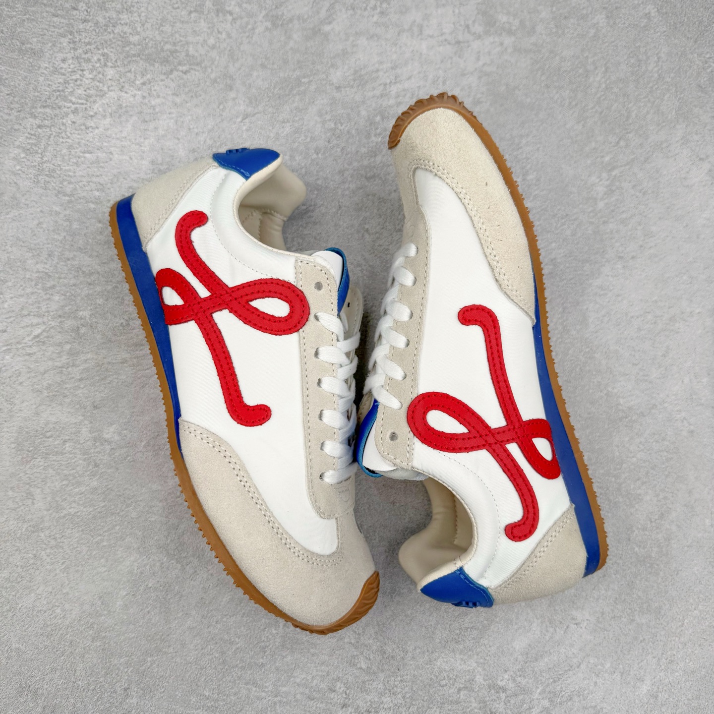 图片[3]-＃福利特价 罗意威Loewe Ballet Runner 2.0 Sneakers 芭蕾舞2.0系列阿甘复古风德训薄底百搭休闲运动鞋 市面最高性价比 实体平台跑量 主打推荐好货 采用反绒牛皮革拼接头层皮饰片鞋面材质鞋身原装高密度防刮尼龙面料,极好柔软效果双层乳胶缓震鞋垫外部搭配轻量EVA缓震组合橡胶防滑片装外底不对称鞋头设计、袜状内部结构，轻盈橡胶外底延伸至鞋头 20 毫米鞋跟，附白色和同色系鞋带侧面饰有 L 徽标，鞋舌饰有压纹 Anagram 后跟标签饰有注塑橡胶 LOEWE 标志升级原楦型开发纸版全手工拉帮工艺成型 尺码：35 36 37 38 39 40-选品中心