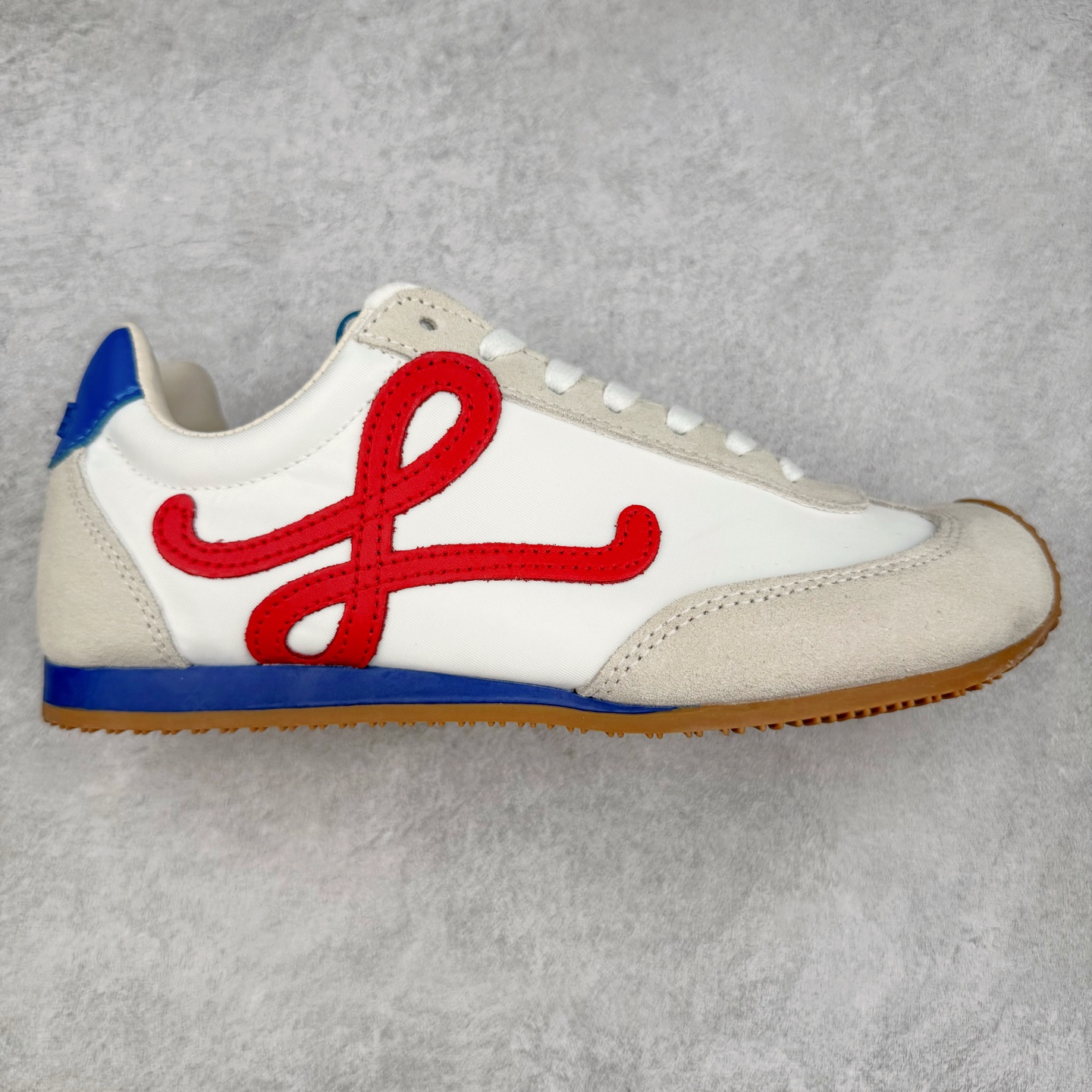 ＃福利特价 罗意威Loewe Ballet Runner 2.0 Sneakers 芭蕾舞2.0系列阿甘复古风德训薄底百搭休闲运动鞋 市面最高性价比 实体平台跑量 主打推荐好货 采用反绒牛皮革拼接头层皮饰片鞋面材质鞋身原装高密度防刮尼龙面料,极好柔软效果双层乳胶缓震鞋垫外部搭配轻量EVA缓震组合橡胶防滑片装外底不对称鞋头设计、袜状内部结构，轻盈橡胶外底延伸至鞋头 20 毫米鞋跟，附白色和同色系鞋带侧面饰有 L 徽标，鞋舌饰有压纹 Anagram 后跟标签饰有注塑橡胶 LOEWE 标志升级原楦型开发纸版全手工拉帮工艺成型 尺码：35 36 37 38 39 40-选品中心