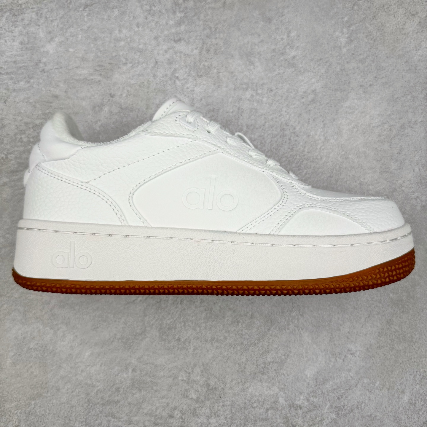 ＃纯原 Alo yoga Alo Recovery Mode 舒适百搭防滑耐磨低帮板鞋 易梦玲 Jisoo智秀等多位明星同款上脚主打各大平台外贸主推大厂采购原材料多处细节一步到位生产细节 一款随意搭配的都好看的鞋子alo采用增高4cm 春夏秋冬四季款舒适简约板鞋 TPU防滑耐磨鞋底 尺码：36 36.5 37 37.5 38 38.5 39 40 41 41.5 42 42.5 43 44 45-选品中心