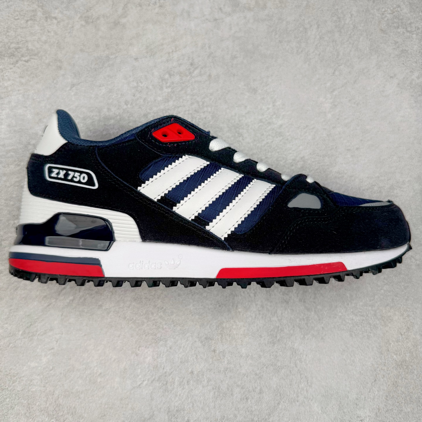 AD Original ZX750 经典复古情侣跑鞋 经典采用多种材料混合以及多种颜色的混搭元素的设计理念并沿袭ZX系列传统 采用热塑性聚氨酯橡胶（TPU）鞋跟笼，搭配EVA中底，穿着舒适 更有全系标配舒适OrthoLite®鞋垫和橡胶外底！尺码：36 36.5 37 38 38.5 39 40 40.5 41 42 42.5 43 44 44.5 45-选品中心