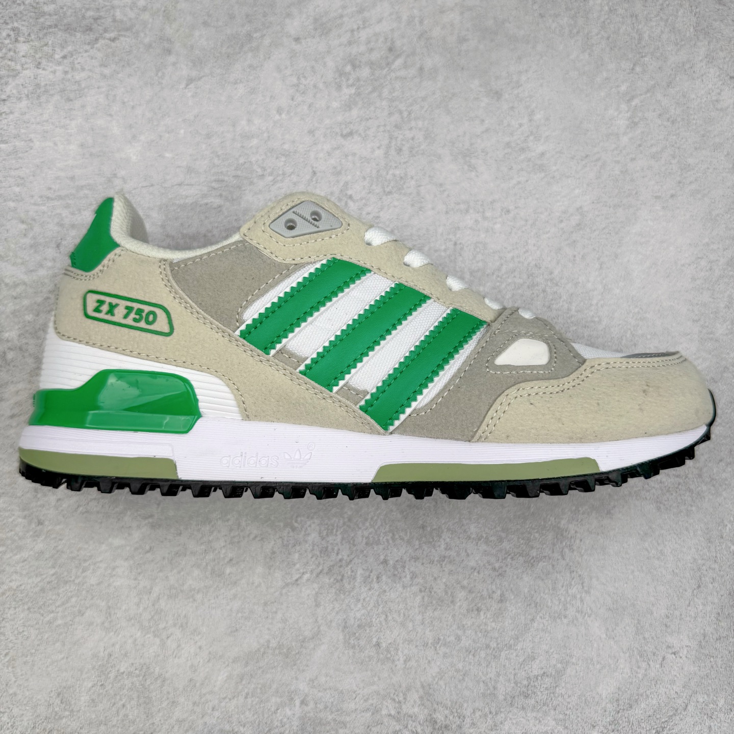 AD Original ZX750 经典复古情侣跑鞋 经典采用多种材料混合以及多种颜色的混搭元素的设计理念并沿袭ZX系列传统 采用热塑性聚氨酯橡胶(TPU)鞋跟笼,搭配EVA中底,穿着舒适 更有全系标配舒适OrthoLite®鞋垫和橡胶外底!尺码:36 36.5 37 38 38.5 39 40 40.5 41 42 42.5 43 44 44.5 45-选品中心