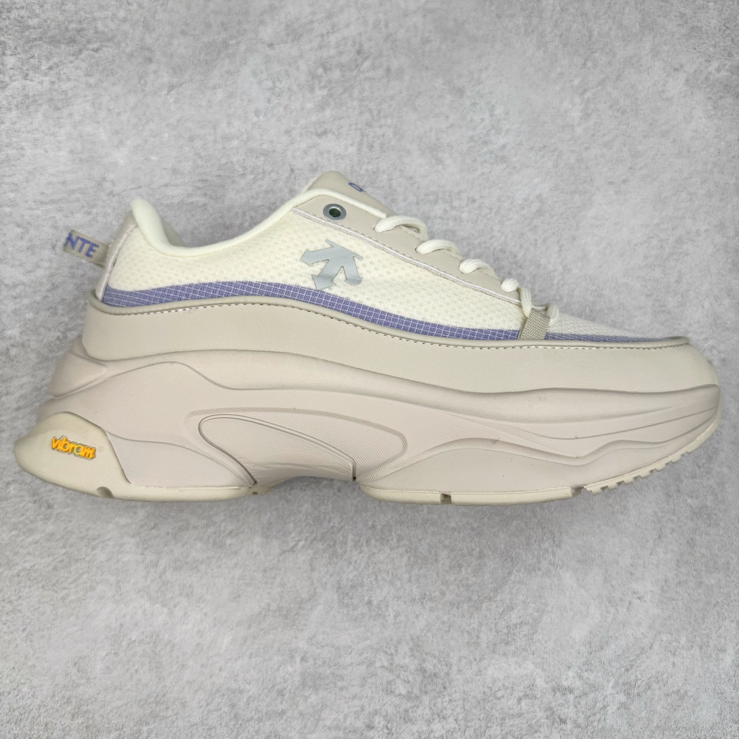 DESCENTE Dualis 迪桑特舒适百搭防滑耐磨 低帮生活休闲鞋 DESCENTE（迪桑特）创立于1935年，品牌名取自法语词汇，意为“滑降”。品牌箭头标识代表滑雪的三种技术“高速直线滑行”、“穿越”和“侧滑”，也寓意品牌在打造高端专业运动产品中不断追求完美的创新精神，致力于成为中国高端专业滑雪、综训、女子、铁人三项、高尔夫的第一品牌。尺码：36 36.5 37 38 38.5 39 40 40.5 41 42 42.5 43 44 44.5 45-选品中心