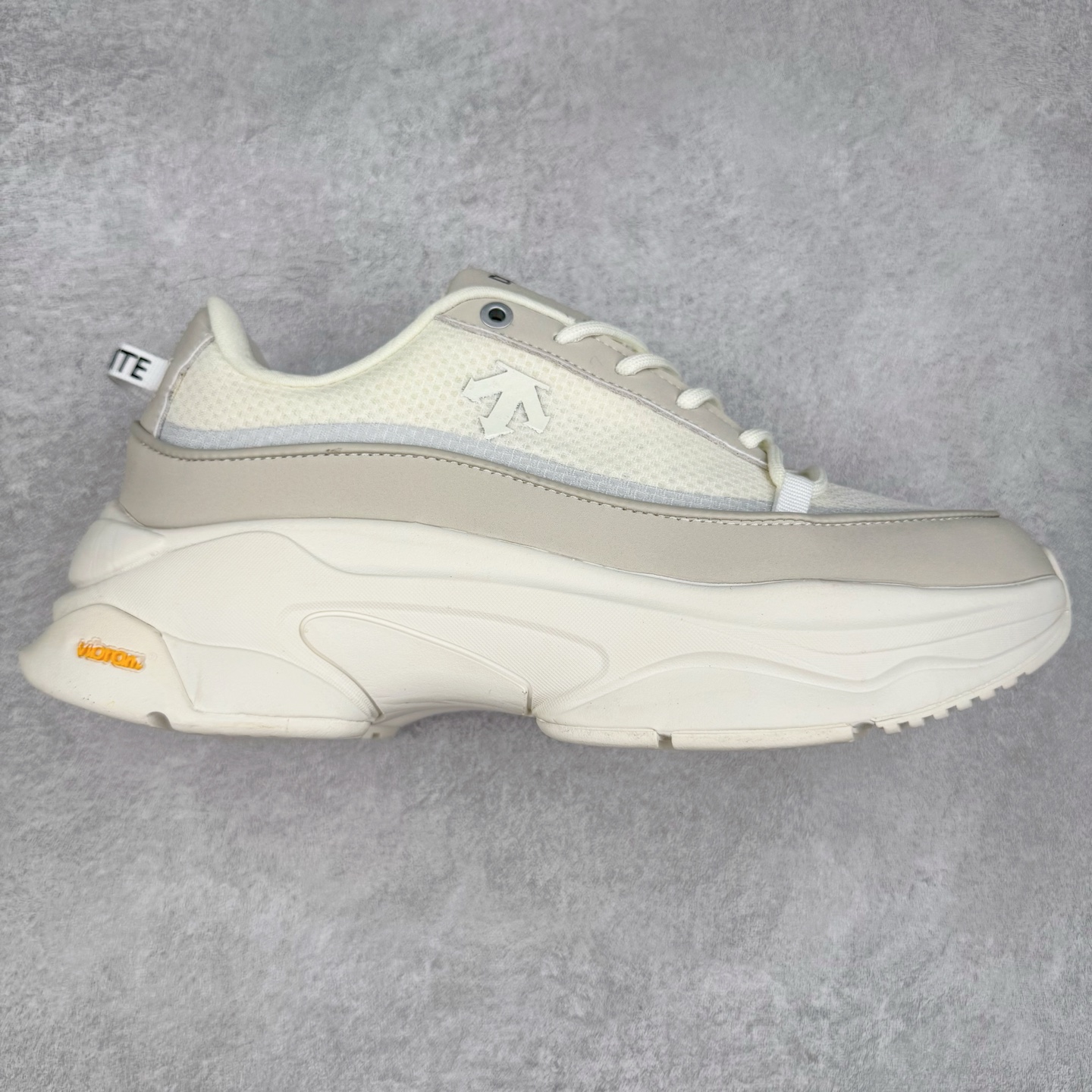 DESCENTE Dualis 迪桑特舒适百搭防滑耐磨 低帮生活休闲鞋 DESCENTE（迪桑特）创立于1935年，品牌名取自法语词汇，意为“滑降”。品牌箭头标识代表滑雪的三种技术“高速直线滑行”、“穿越”和“侧滑”，也寓意品牌在打造高端专业运动产品中不断追求完美的创新精神，致力于成为中国高端专业滑雪、综训、女子、铁人三项、高尔夫的第一品牌。尺码：36 36.5 37 38 38.5 39 40 40.5 41 42 42.5 43 44 44.5 45-选品中心