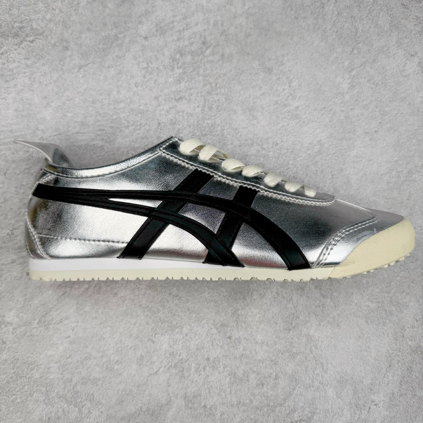 图片[6]-Onitsuka Tiger MEXICO 66 亚瑟士鬼冢虎复古经典板鞋 产品从款式颜色造型上体现出追求舒适和细节的完美 鞋类更是推崇手工制作的严谨与完美 融舒适性与可穿性的设计风格 注重细节的完美和别致魅力 既保持稳重 又不失轻松的时尚感 尺码：36 37 37.5 38 39 39.5 40 40.5 41.5 42 42.5 43.5 44 45-选品中心