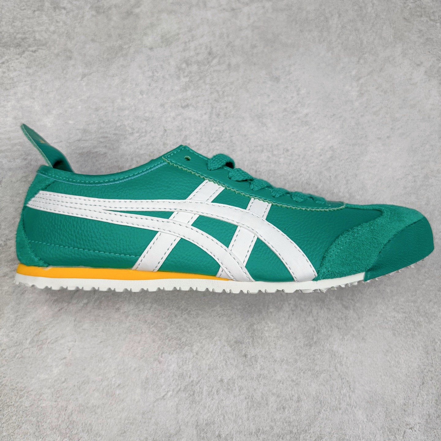 图片[5]-Onitsuka Tiger MEXICO 66 亚瑟士鬼冢虎复古经典板鞋 产品从款式颜色造型上体现出追求舒适和细节的完美 鞋类更是推崇手工制作的严谨与完美 融舒适性与可穿性的设计风格 注重细节的完美和别致魅力 既保持稳重 又不失轻松的时尚感 尺码：36 37 37.5 38 39 39.5 40 40.5 41.5 42 42.5 43.5 44 45-选品中心