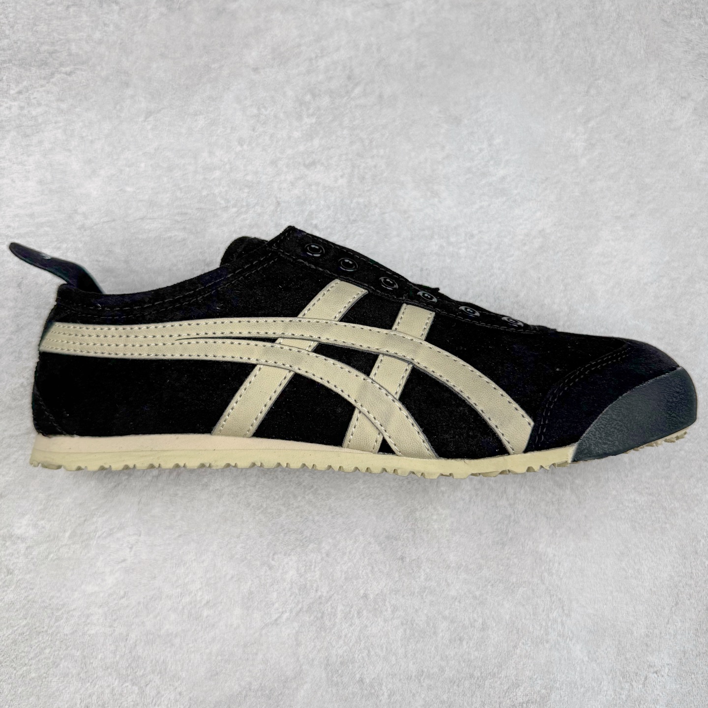 Onitsuka Tiger MEXICO 66 亚瑟士鬼冢虎复古经典板鞋 产品从款式颜色造型上体现出追求舒适和细节的完美 鞋类更是推崇手工制作的严谨与完美 融舒适性与可穿性的设计风格 注重细节的完美和别致魅力 既保持稳重 又不失轻松的时尚感 尺码:36 37 37.5 38 39 39.5 40 40.5 41.5 42 42.5 43.5 44 45-选品中心