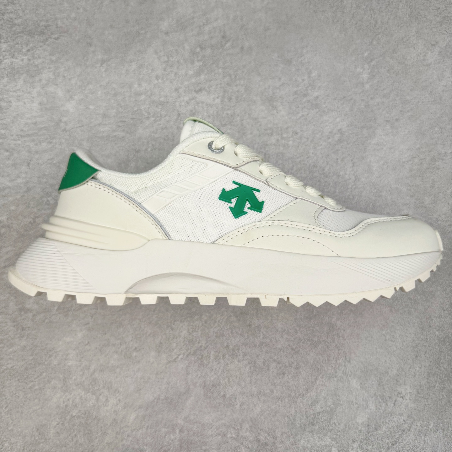 DESCENTE DUALIS 迪桑特都市通勤时尚防滑低帮生活休闲鞋 DESCENTE（迪桑特）创立于1935年，品牌名取自法语词汇，意为“滑降”。品牌箭头标识代表滑雪的三种技术“高速直线滑行”、“穿越”和“侧滑”，也寓意品牌在打造高端专业运动产品中不断追求完美的创新精神，致力于成为中国高端专业滑雪、综训、女子、铁人三项、高尔夫的第一品牌。尺码：36 36.5 37 38 38.5 39 40 40.5 41 42 42.5 43 44 44.5 45-选品中心