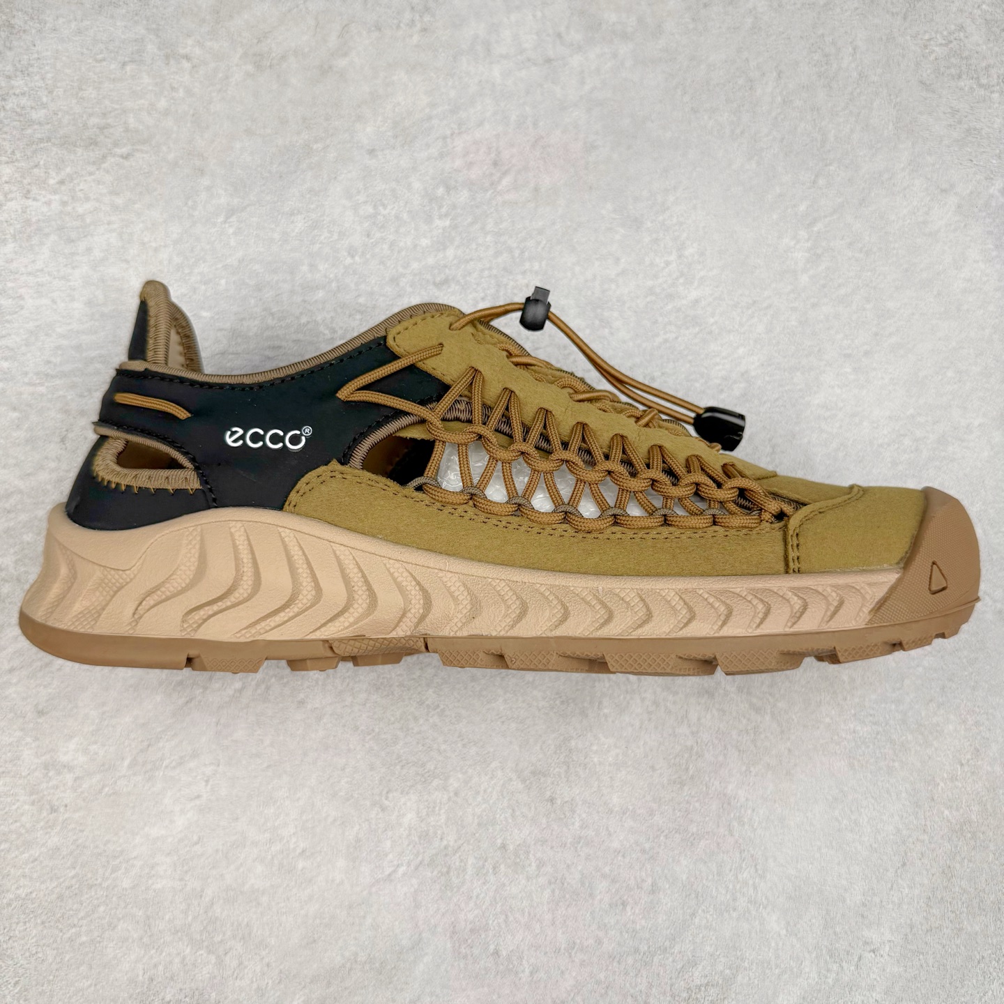 Ecco/爱步越野系列夏季新款男士牛皮舒适运动沙滩凉鞋 便捷松紧带卡扣设计,可自由调节松紧,方便穿脱 鞋面采用ECCO家族工艺牛皮 纹理自然,细腻柔软 橡胶大底,抓地力强,具有良好的耐磨性 感受自然的生命力 追寻户外的热烈与自由 踩出轻盈步调 尺码:39 40 41 42 43 44(标准码)-选品中心