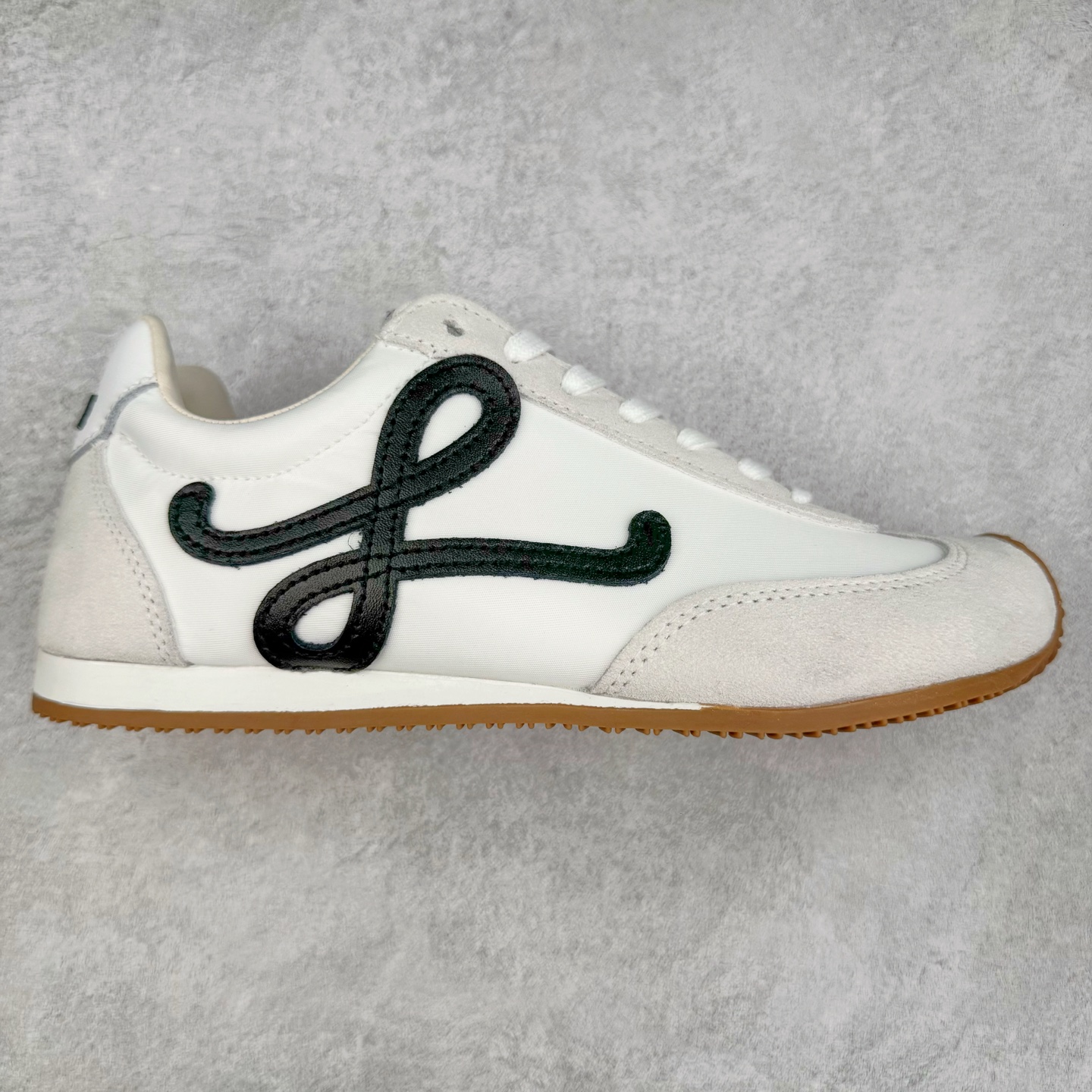 ＃福利特价 罗意威Loewe Ballet Runner 2.0 Sneakers 芭蕾舞2.0系列阿甘复古风德训薄底百搭休闲运动鞋 市面最高性价比 实体平台跑量 主打推荐好货 采用反绒牛皮革拼接头层皮饰片鞋面材质鞋身原装高密度防刮尼龙面料,极好柔软效果双层乳胶缓震鞋垫外部搭配轻量EVA缓震组合橡胶防滑片装外底不对称鞋头设计、袜状内部结构，轻盈橡胶外底延伸至鞋头 20 毫米鞋跟，附白色和同色系鞋带侧面饰有 L 徽标，鞋舌饰有压纹 Anagram 后跟标签饰有注塑橡胶 LOEWE 标志升级原楦型开发纸版全手工拉帮工艺成型 尺码：35 36 37 38 39 40-选品中心