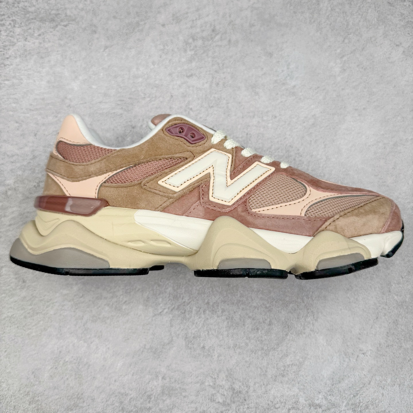 New Balance NB9060 复古运动鞋 新百伦又带来了新鞋型 并且是与芝加哥街头品牌 Joe Freshgoods 的联名款 鞋身主体采用了类似 990 系列的设计风格 与传统复古慢跑鞋区别不大 最大的变化就是鞋底部分 在传统设计的中底外层 增加了多个分区的模块 圆润的线条设计与我们熟悉的 New Balance 风格截然不同 但与同样充满弧形线条的鞋面搭配 看起来毫无违和感 尺码：36-45-选品中心