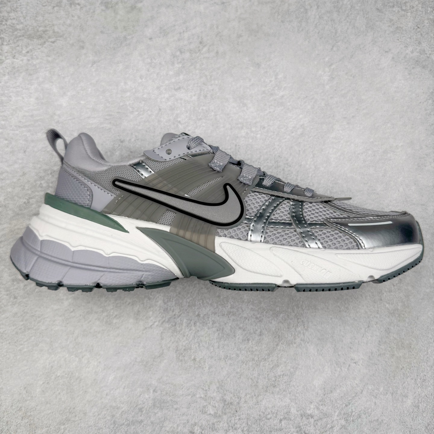 NK V2K Runtekk 减震防滑低帮 复古老爹鞋跑步鞋 FD0736-008 鞋款被命名为 Runtekk 设计上借鉴了 2000 年的跑鞋风格 配色上以金属银为主调 简练又有复古运动气质 材质上使用大面积网眼、皮革、TPU 组成 支撑和透气性肯定不错 中底处由 Cushlon 泡绵打造 保证在压马路时可以提供优秀脚感 并通过一手做旧氧化效果突出复古感 中底造型很容易让大家联想到巴黎世家3XL 增高效果同样不能忽视 尺码：36 36.5 37.5 38 38.5 39 40 40.5 41 42 42.5 43 44 44.5 45-选品中心