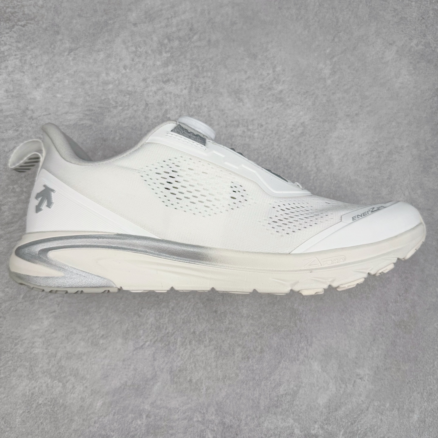 ＃HP DESCENTE RUNNING 迪桑特系列BOA舒适减震防滑耐磨回弹跑步鞋 DESCENTE（迪桑特）创立于1935年，品牌名取自法语词汇，意为“滑降”。品牌箭头标识代表滑雪的三种技术“高速直线滑行”、“穿越”和“侧滑”，也寓意品牌在打造高端专业运动产品中不断追求完美的创新精神，致力于成为中国高端专业滑雪、综训、女子、铁人三项、高尔夫的第一品牌。尺码：39 40 40.5 41 42 42.5 43 44-选品中心