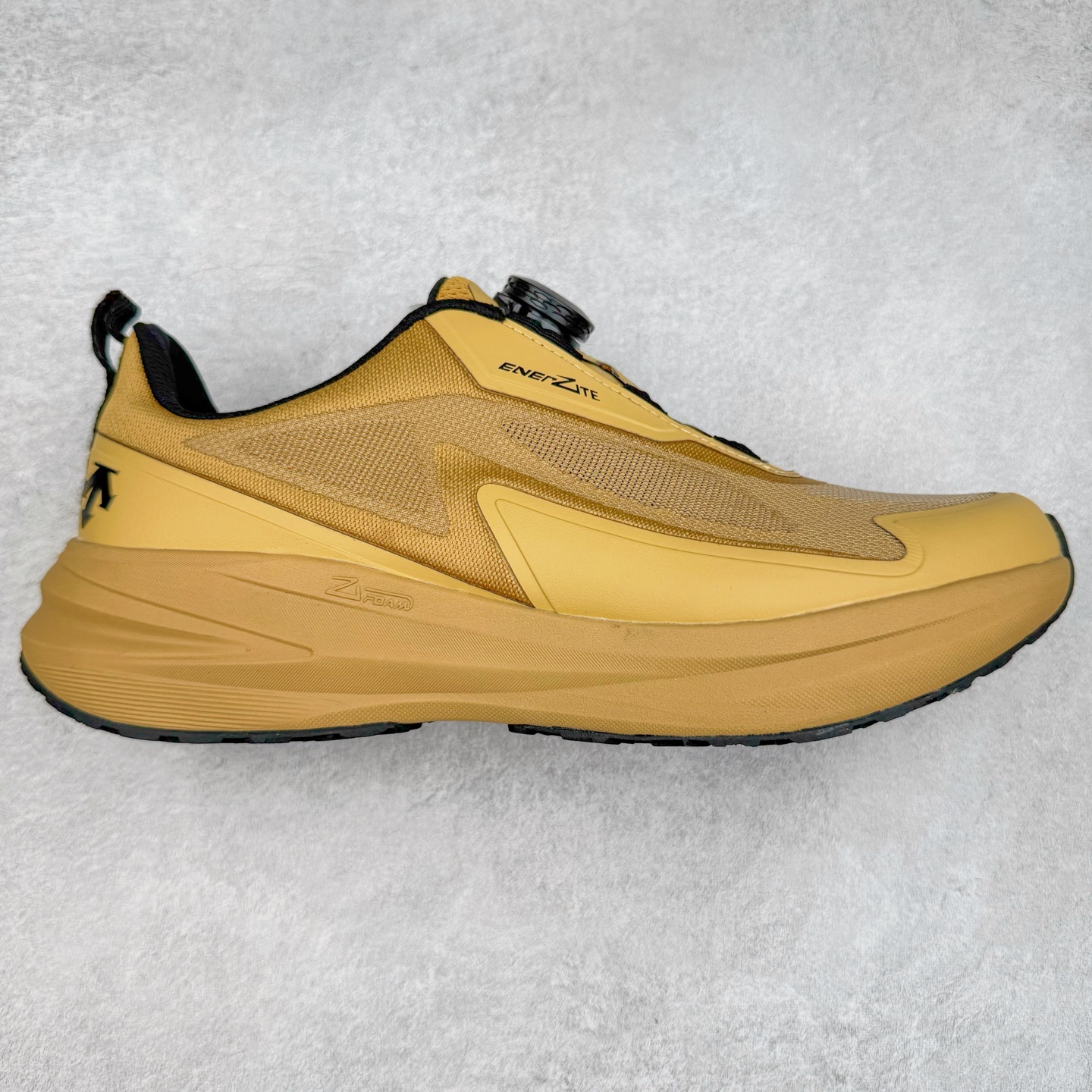 ＃HP DESCENTE Enerzite 迪桑特泡棉科技中底舒适BOA系带系统低帮跑步鞋 DESCENTE（迪桑特）创立于1935年，品牌名取自法语词汇，意为“滑降”。品牌箭头标识代表滑雪的三种技术“高速直线滑行”、“穿越”和“侧滑”，也寓意品牌在打造高端专业运动产品中不断追求完美的创新精神，致力于成为中国高端专业滑雪、综训、女子、铁人三项、高尔夫的第一品牌。尺码：39 40 40.5 41 42 42.5 43 44 44.5 45-选品中心