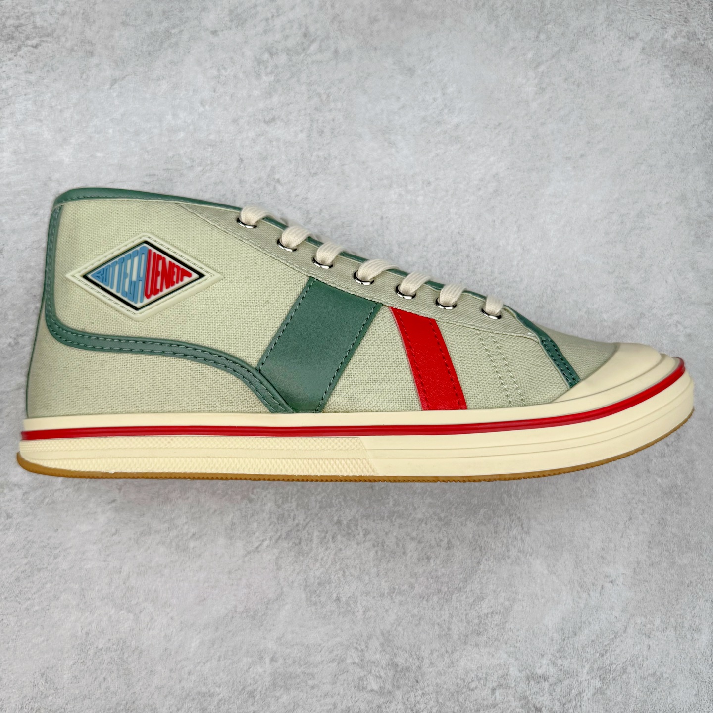 ＃TG BOTTEGA VENETA Eliot BV 25ss 葆蝶家新款复古中帮帆布运动鞋 上市即封神 小红书爆款 BV全新的 Eliot以复古篮球鞋为设计灵感 童趣的色彩焕发青春活力!男女同款 可以做情侣鞋穿着哦整个鞋子透气舒适 帆布鞋面自重轻盈 鞋帮拼接处以柔软奢华的羊皮镶嵌包裹每只鞋边的红线均为手工绘画 更具品味与态度喔 尺码：35 36 37 38 39 40 41 42 43 44 45-选品中心