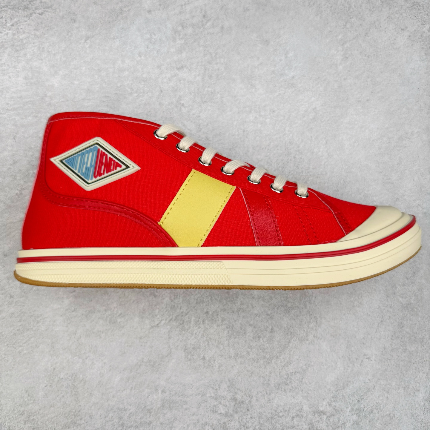 ＃TG BOTTEGA VENETA Eliot BV 25ss 葆蝶家新款复古中帮帆布运动鞋 上市即封神 小红书爆款 BV全新的 Eliot以复古篮球鞋为设计灵感 童趣的色彩焕发青春活力!男女同款 可以做情侣鞋穿着哦整个鞋子透气舒适 帆布鞋面自重轻盈 鞋帮拼接处以柔软奢华的羊皮镶嵌包裹每只鞋边的红线均为手工绘画 更具品味与态度喔 尺码：35 36 37 38 39 40 41 42 43 44 45-选品中心