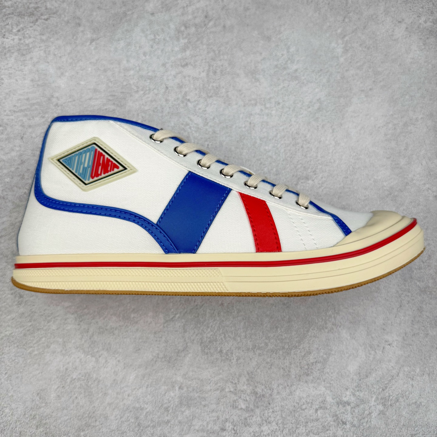 ＃TG BOTTEGA VENETA Eliot BV 25ss 葆蝶家新款复古中帮帆布运动鞋 上市即封神 小红书爆款 BV全新的 Eliot以复古篮球鞋为设计灵感 童趣的色彩焕发青春活力!男女同款 可以做情侣鞋穿着哦整个鞋子透气舒适 帆布鞋面自重轻盈 鞋帮拼接处以柔软奢华的羊皮镶嵌包裹每只鞋边的红线均为手工绘画 更具品味与态度喔 尺码：35 36 37 38 39 40 41 42 43 44 45-选品中心