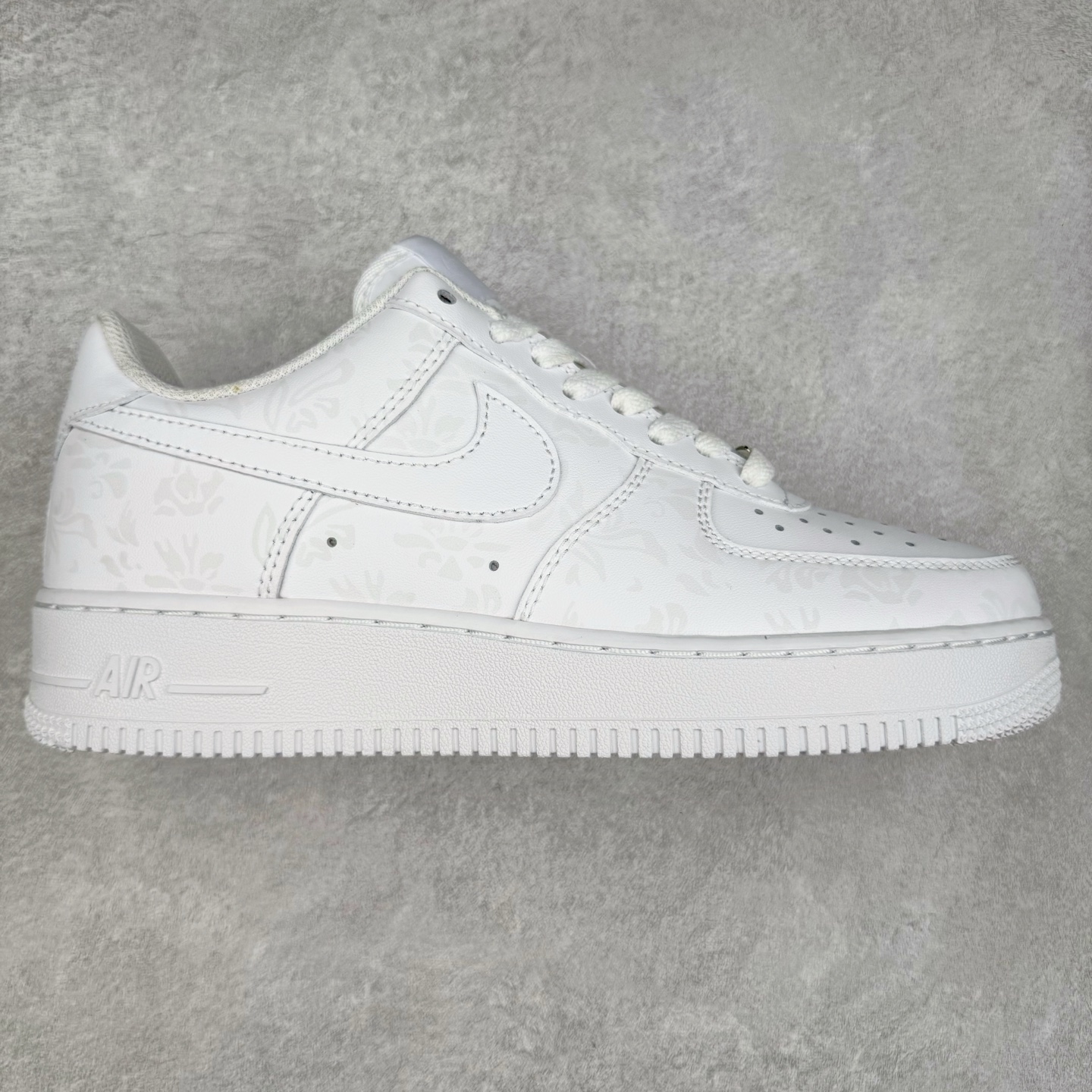 ＃XT纯原 NK Air Force 1´07 Low 空军一号低帮百搭休闲运动板鞋 CW2288-111 顶级批次 2022全新楦头鞋型 鱼鳞大底 历时开发三个月 清洁度完美 二维码鞋标 内置芯片及solo气垫 大底高度及其弧度依照正品 钢印 logo刺绣 鞋口弧度 鞋头长度 鞋面冲孔 鞋垫背胶及钢印 完美鞋型对比正品 每一处都是细节满满 柔软、弹性十足的缓震性能和出色的中底设计 横跨复古与现代的外型结合 造就出风靡全球 三十多年的Force 1 直到今天还深受青睐 实拍调校N版已经零色差零失真 百分百还原实物色彩所见即所得 不存在货不对板色差等低级问题 选购参考实物拍摄 不混卖不参货 只用心做好货严格选品 承诺混一赔十 尺码：36 36.5 37.5 38 38.5 39 40 40.5 41 42 42.5 43 44 44.5 45-选品中心