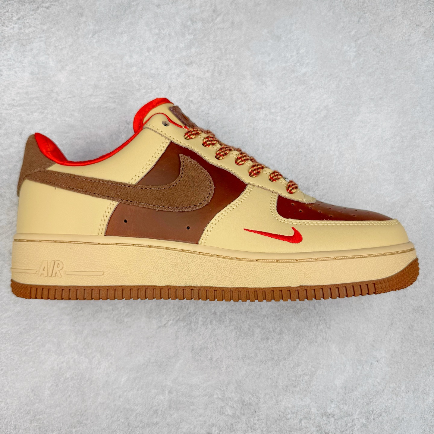 ＃XT纯原 NK Air Force 1´07 Low 空军一号低帮百搭休闲运动板鞋 HQ3447-222 顶级批次 2022全新楦头鞋型 鱼鳞大底 历时开发三个月 清洁度完美 二维码鞋标 内置芯片及solo气垫 大底高度及其弧度依照正品 钢印 logo刺绣 鞋口弧度 鞋头长度 鞋面冲孔 鞋垫背胶及钢印 完美鞋型对比正品 每一处都是细节满满 柔软、弹性十足的缓震性能和出色的中底设计 横跨复古与现代的外型结合 造就出风靡全球 三十多年的Force 1 直到今天还深受青睐 实拍调校N版已经零色差零失真 百分百还原实物色彩所见即所得 不存在货不对板色差等低级问题 选购参考实物拍摄 不混卖不参货 只用心做好货严格选品 承诺混一赔十 尺码：36 36.5 37.5 38 38.5 39 40 40.5 41 42 42.5 43 44 44.5 45-选品中心