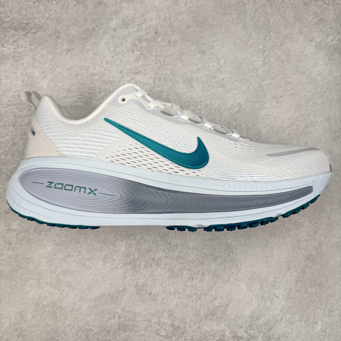 NK Air Zoom Vomero 18 轻便舒适公路跑步鞋 HM6804-103 质感柔软 弹力充沛 助力一路畅跑 乐享不停 厚实泡绵缔造舒适的回弹效果 铸就出色跑步表现 该鞋款轻盈透气 带你步入舒适新境界 疾速刺激感和非凡舒适脚感交织 定能让跑者在迈步间找到渴望已久的跑步乐趣 自如掌控跑步节奏、配速和里程 足底缓震配置赋予双足柔软舒适感受 助你一路畅跑 缓震设计 在双足触地时有助提供舒适脚感 搭载性能出众的 ZoomX 和 Cushlon 泡绵 营造柔软舒适脚感 助你稳稳迈步 基于跑者反馈 简化中底设计 带来出色舒适感 尺码：36 36.5 37.5 38 38.5 39 40 40.5 41 42 42.5 43 44 44.5 45-选品中心