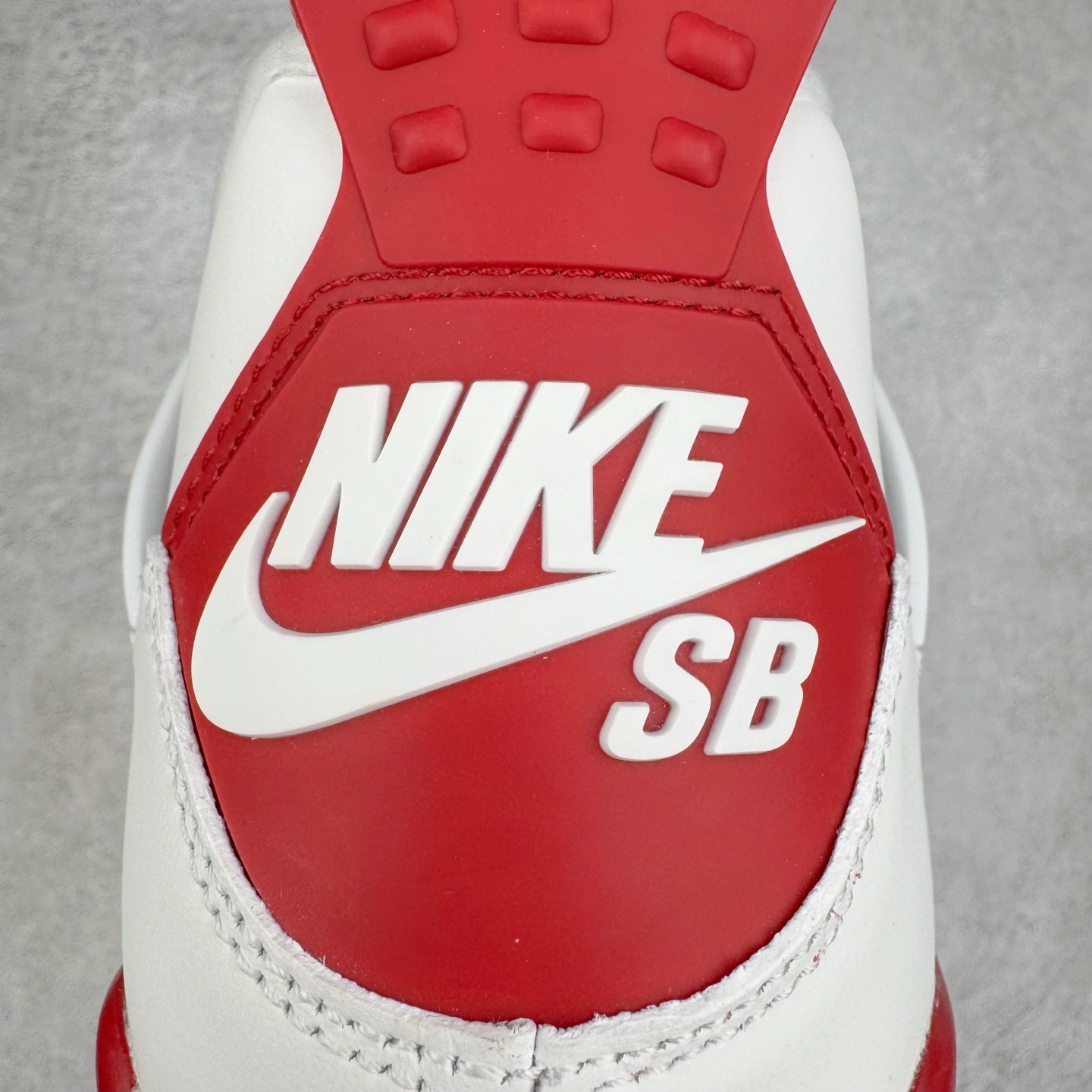 图片[19]-＃F版 NK SB x Air Jordan AJ4 联名白红 DR5415-106 大厂出品 全头层加持 原鞋原楦原纸板同源开发 完美呈现乔4的版型 内侧正确双色网格 还原细节 原厂皮料 正确气垫颜色 正确网格工艺 正确拉帮工艺 全鞋原装材料制作 原档案原模具打造 支持全方位与正品对比 尺码：36 36.5 37.5 38 38.5 39 40 40.5 41 42 42.5 43 44 44.5 45 46 47.5-选品中心