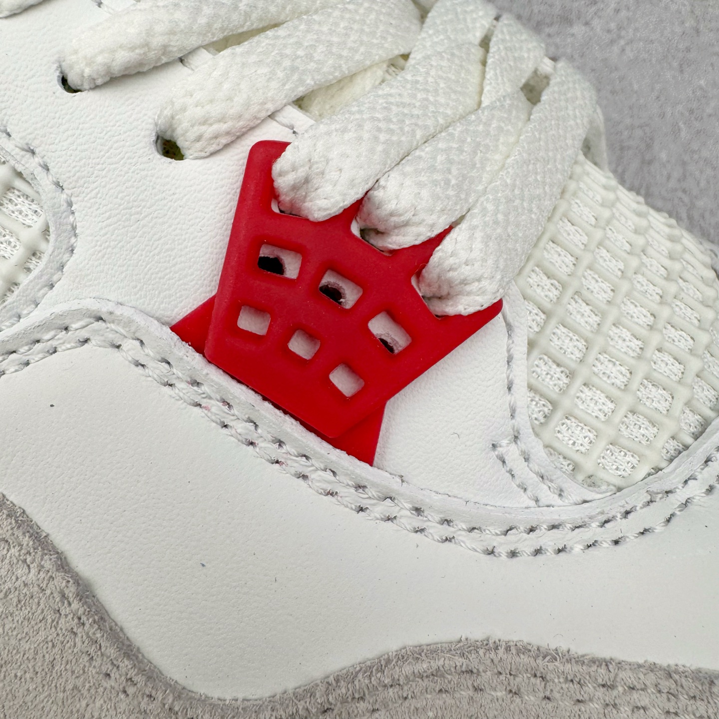 图片[15]-＃F版 NK SB x Air Jordan AJ4 联名白红 DR5415-106 大厂出品 全头层加持 原鞋原楦原纸板同源开发 完美呈现乔4的版型 内侧正确双色网格 还原细节 原厂皮料 正确气垫颜色 正确网格工艺 正确拉帮工艺 全鞋原装材料制作 原档案原模具打造 支持全方位与正品对比 尺码：36 36.5 37.5 38 38.5 39 40 40.5 41 42 42.5 43 44 44.5 45 46 47.5-选品中心