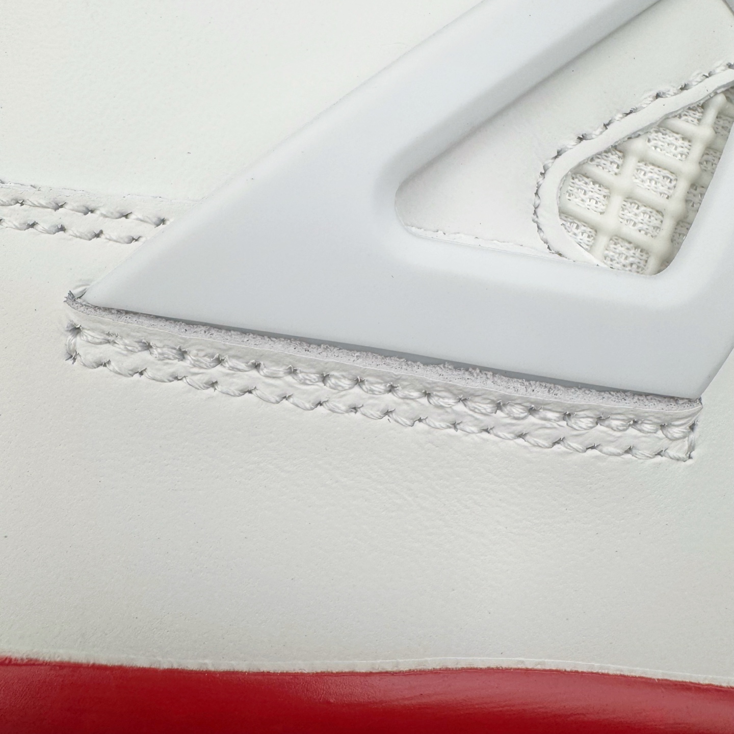 图片[16]-＃F版 NK SB x Air Jordan AJ4 联名白红 DR5415-106 大厂出品 全头层加持 原鞋原楦原纸板同源开发 完美呈现乔4的版型 内侧正确双色网格 还原细节 原厂皮料 正确气垫颜色 正确网格工艺 正确拉帮工艺 全鞋原装材料制作 原档案原模具打造 支持全方位与正品对比 尺码：36 36.5 37.5 38 38.5 39 40 40.5 41 42 42.5 43 44 44.5 45 46 47.5-选品中心