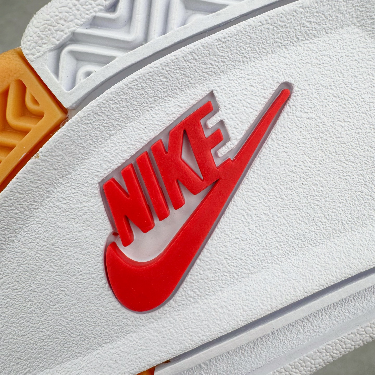 图片[18]-＃F版 NK SB x Air Jordan AJ4 联名白红 DR5415-106 大厂出品 全头层加持 原鞋原楦原纸板同源开发 完美呈现乔4的版型 内侧正确双色网格 还原细节 原厂皮料 正确气垫颜色 正确网格工艺 正确拉帮工艺 全鞋原装材料制作 原档案原模具打造 支持全方位与正品对比 尺码：36 36.5 37.5 38 38.5 39 40 40.5 41 42 42.5 43 44 44.5 45 46 47.5-选品中心