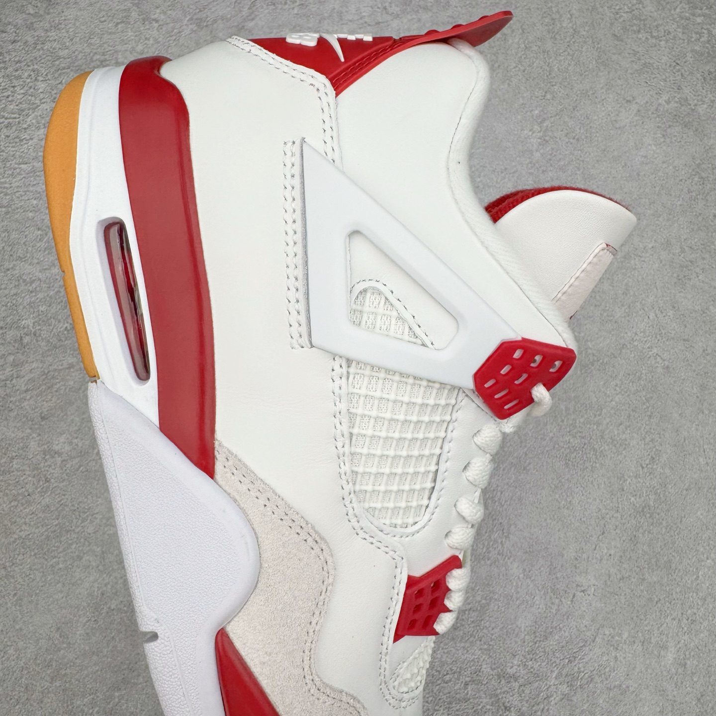 图片[6]-＃F版 NK SB x Air Jordan AJ4 联名白红 DR5415-106 大厂出品 全头层加持 原鞋原楦原纸板同源开发 完美呈现乔4的版型 内侧正确双色网格 还原细节 原厂皮料 正确气垫颜色 正确网格工艺 正确拉帮工艺 全鞋原装材料制作 原档案原模具打造 支持全方位与正品对比 尺码：36 36.5 37.5 38 38.5 39 40 40.5 41 42 42.5 43 44 44.5 45 46 47.5-选品中心