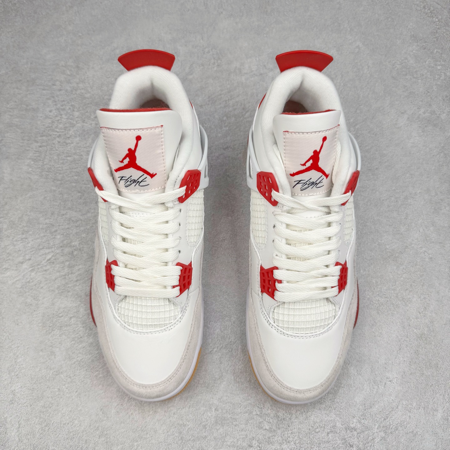 图片[2]-＃F版 NK SB x Air Jordan AJ4 联名白红 DR5415-106 大厂出品 全头层加持 原鞋原楦原纸板同源开发 完美呈现乔4的版型 内侧正确双色网格 还原细节 原厂皮料 正确气垫颜色 正确网格工艺 正确拉帮工艺 全鞋原装材料制作 原档案原模具打造 支持全方位与正品对比 尺码：36 36.5 37.5 38 38.5 39 40 40.5 41 42 42.5 43 44 44.5 45 46 47.5-选品中心