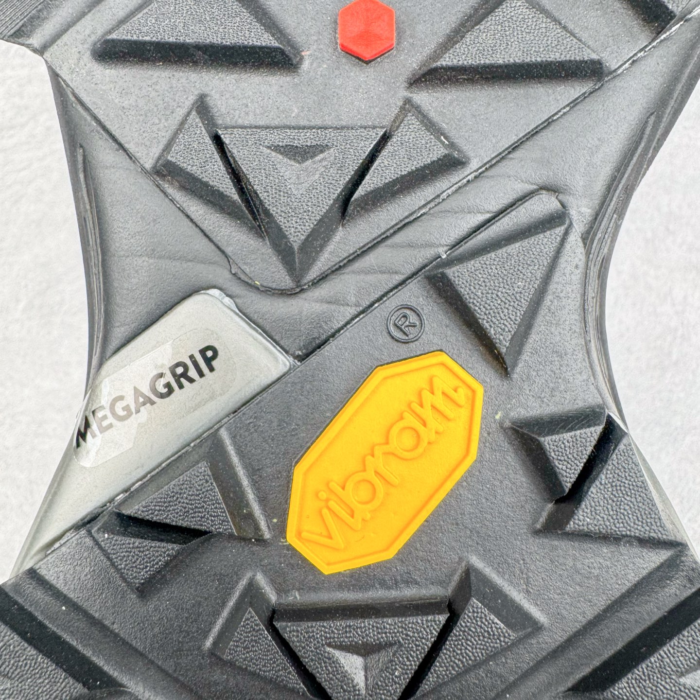 图片[21]-KAILAS FUGA DU BOA 凯乐石 黑山大坡王越野机能跑鞋 这双黑山整体呈现了多样的黑灰银搭配 鞋面主体部分采用网状薄翼材质中底是大坡王最具特色的山形结构 鞋带采用 BOA 旋钮快速穿脱系统 Vibram Megagrip 延续大坡王超强抓地 多重元素组合而成的造型和颜色设计让整双鞋观感丰富而又统一 整双鞋的技术和材料应用使得科技感十足颜色和脚感适合各类场景和场所穿着！ 尺码：36 36.5 37 37.5 38 39 39.5 40 41 41.5 42 42.5 43 44 44.5 45-选品中心