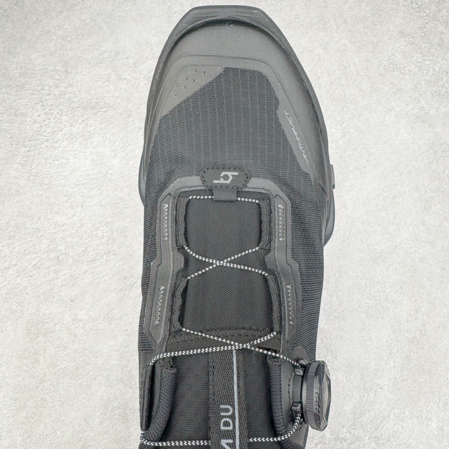 图片[4]-KAILAS FUGA DU BOA 凯乐石 黑山大坡王越野机能跑鞋 这双黑山整体呈现了多样的黑灰银搭配 鞋面主体部分采用网状薄翼材质中底是大坡王最具特色的山形结构 鞋带采用 BOA 旋钮快速穿脱系统 Vibram Megagrip 延续大坡王超强抓地 多重元素组合而成的造型和颜色设计让整双鞋观感丰富而又统一 整双鞋的技术和材料应用使得科技感十足颜色和脚感适合各类场景和场所穿着！ 尺码：36 36.5 37 37.5 38 39 39.5 40 41 41.5 42 42.5 43 44 44.5 45-选品中心