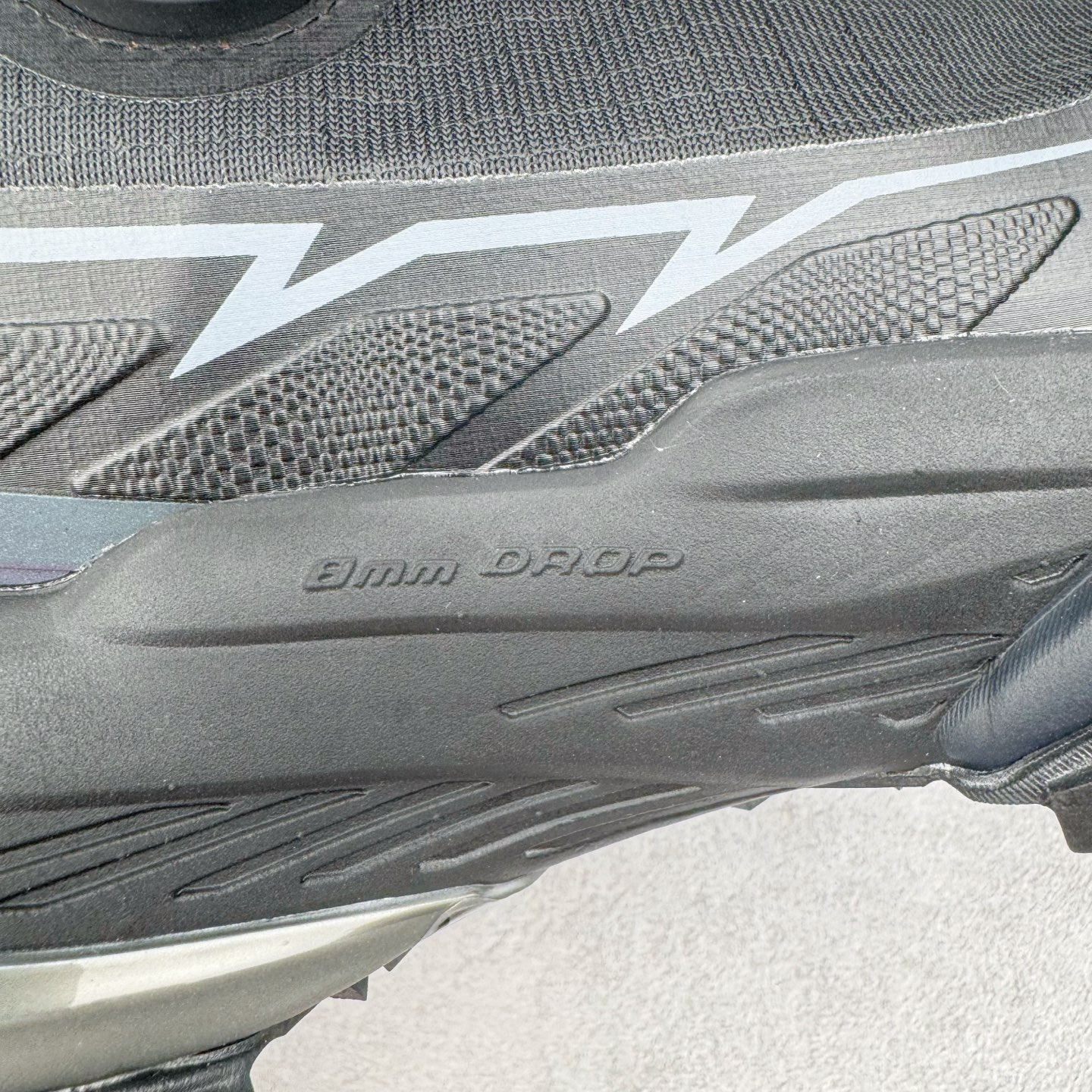 图片[20]-KAILAS FUGA DU BOA 凯乐石 黑山大坡王越野机能跑鞋 这双黑山整体呈现了多样的黑灰银搭配 鞋面主体部分采用网状薄翼材质中底是大坡王最具特色的山形结构 鞋带采用 BOA 旋钮快速穿脱系统 Vibram Megagrip 延续大坡王超强抓地 多重元素组合而成的造型和颜色设计让整双鞋观感丰富而又统一 整双鞋的技术和材料应用使得科技感十足颜色和脚感适合各类场景和场所穿着！ 尺码：36 36.5 37 37.5 38 39 39.5 40 41 41.5 42 42.5 43 44 44.5 45-选品中心