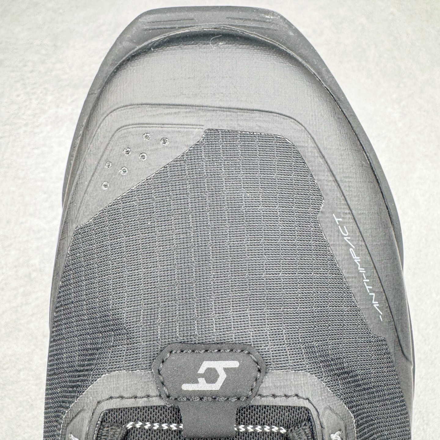 图片[17]-KAILAS FUGA DU BOA 凯乐石 黑山大坡王越野机能跑鞋 这双黑山整体呈现了多样的黑灰银搭配 鞋面主体部分采用网状薄翼材质中底是大坡王最具特色的山形结构 鞋带采用 BOA 旋钮快速穿脱系统 Vibram Megagrip 延续大坡王超强抓地 多重元素组合而成的造型和颜色设计让整双鞋观感丰富而又统一 整双鞋的技术和材料应用使得科技感十足颜色和脚感适合各类场景和场所穿着！ 尺码：36 36.5 37 37.5 38 39 39.5 40 41 41.5 42 42.5 43 44 44.5 45-选品中心