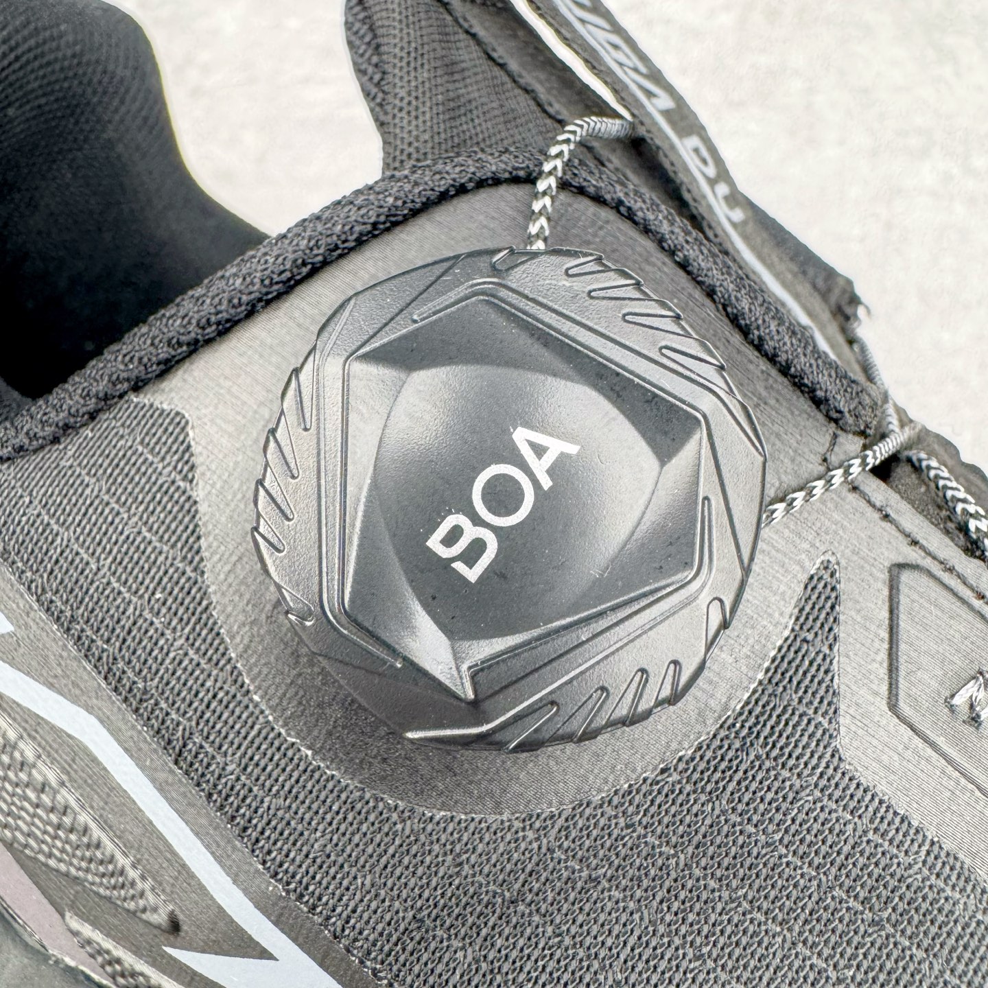 图片[13]-KAILAS FUGA DU BOA 凯乐石 黑山大坡王越野机能跑鞋 这双黑山整体呈现了多样的黑灰银搭配 鞋面主体部分采用网状薄翼材质中底是大坡王最具特色的山形结构 鞋带采用 BOA 旋钮快速穿脱系统 Vibram Megagrip 延续大坡王超强抓地 多重元素组合而成的造型和颜色设计让整双鞋观感丰富而又统一 整双鞋的技术和材料应用使得科技感十足颜色和脚感适合各类场景和场所穿着！ 尺码：36 36.5 37 37.5 38 39 39.5 40 41 41.5 42 42.5 43 44 44.5 45-选品中心