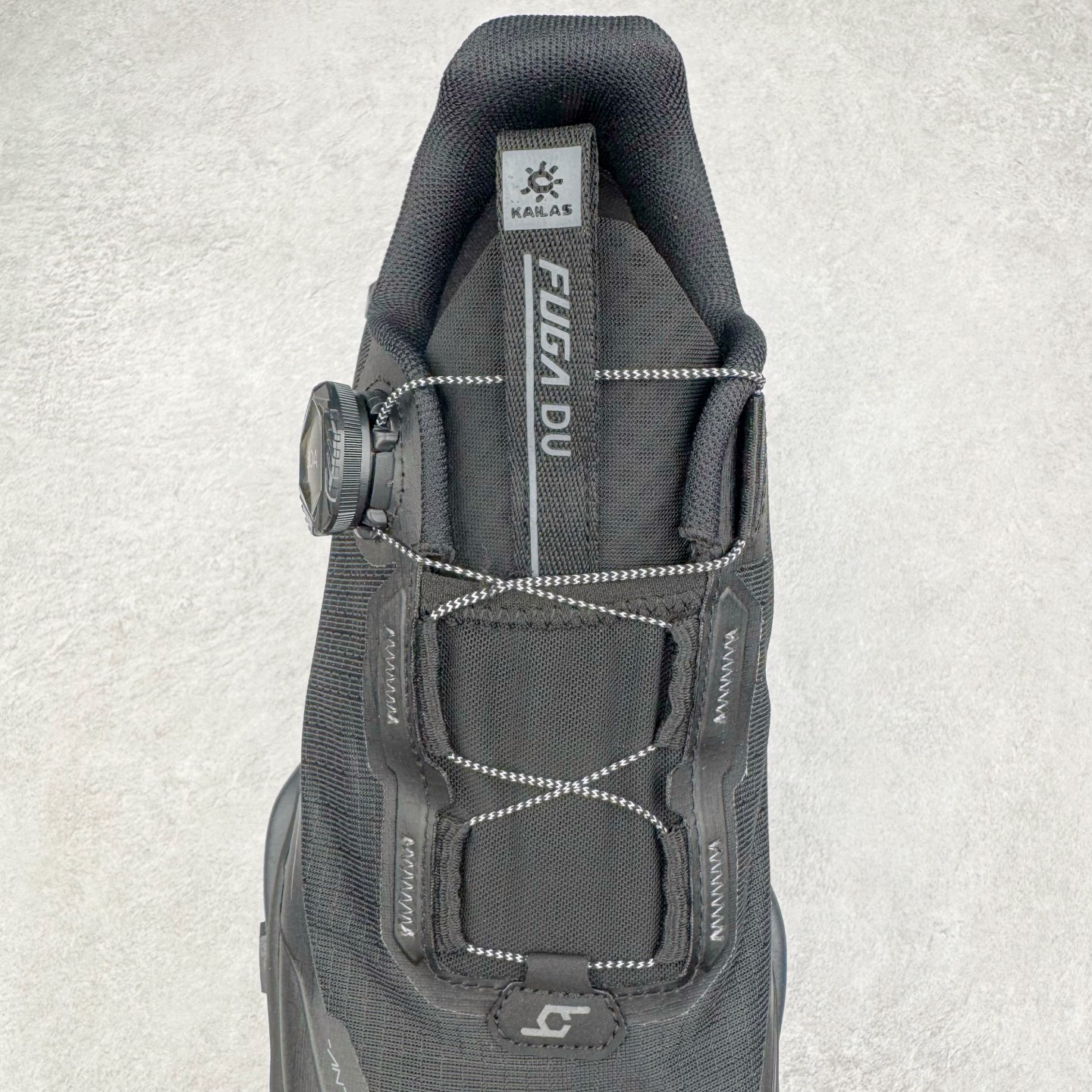 图片[5]-KAILAS FUGA DU BOA 凯乐石 黑山大坡王越野机能跑鞋 这双黑山整体呈现了多样的黑灰银搭配 鞋面主体部分采用网状薄翼材质中底是大坡王最具特色的山形结构 鞋带采用 BOA 旋钮快速穿脱系统 Vibram Megagrip 延续大坡王超强抓地 多重元素组合而成的造型和颜色设计让整双鞋观感丰富而又统一 整双鞋的技术和材料应用使得科技感十足颜色和脚感适合各类场景和场所穿着！ 尺码：36 36.5 37 37.5 38 39 39.5 40 41 41.5 42 42.5 43 44 44.5 45-选品中心