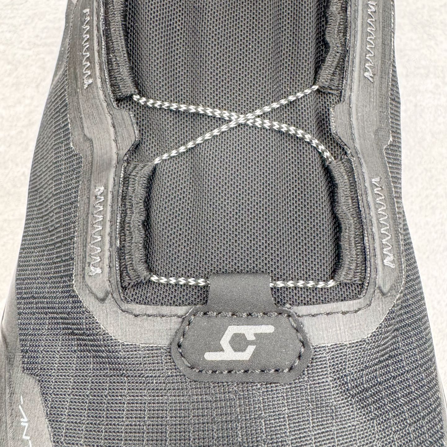 图片[15]-KAILAS FUGA DU BOA 凯乐石 黑山大坡王越野机能跑鞋 这双黑山整体呈现了多样的黑灰银搭配 鞋面主体部分采用网状薄翼材质中底是大坡王最具特色的山形结构 鞋带采用 BOA 旋钮快速穿脱系统 Vibram Megagrip 延续大坡王超强抓地 多重元素组合而成的造型和颜色设计让整双鞋观感丰富而又统一 整双鞋的技术和材料应用使得科技感十足颜色和脚感适合各类场景和场所穿着！ 尺码：36 36.5 37 37.5 38 39 39.5 40 41 41.5 42 42.5 43 44 44.5 45-选品中心