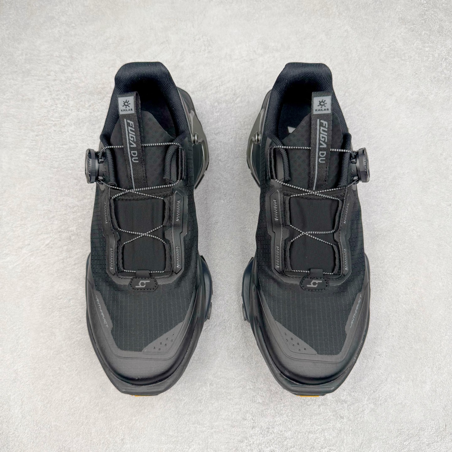 图片[2]-KAILAS FUGA DU BOA 凯乐石 黑山大坡王越野机能跑鞋 这双黑山整体呈现了多样的黑灰银搭配 鞋面主体部分采用网状薄翼材质中底是大坡王最具特色的山形结构 鞋带采用 BOA 旋钮快速穿脱系统 Vibram Megagrip 延续大坡王超强抓地 多重元素组合而成的造型和颜色设计让整双鞋观感丰富而又统一 整双鞋的技术和材料应用使得科技感十足颜色和脚感适合各类场景和场所穿着！ 尺码：36 36.5 37 37.5 38 39 39.5 40 41 41.5 42 42.5 43 44 44.5 45-选品中心