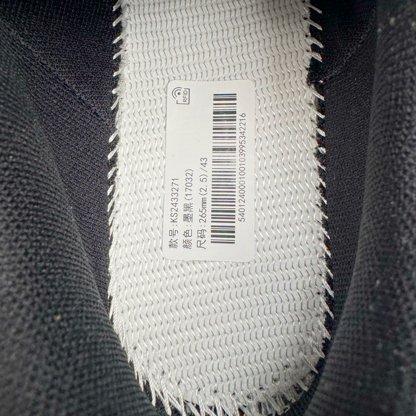 图片[10]-KAILAS FUGA DU BOA 凯乐石 黑山大坡王越野机能跑鞋 这双黑山整体呈现了多样的黑灰银搭配 鞋面主体部分采用网状薄翼材质中底是大坡王最具特色的山形结构 鞋带采用 BOA 旋钮快速穿脱系统 Vibram Megagrip 延续大坡王超强抓地 多重元素组合而成的造型和颜色设计让整双鞋观感丰富而又统一 整双鞋的技术和材料应用使得科技感十足颜色和脚感适合各类场景和场所穿着！ 尺码：36 36.5 37 37.5 38 39 39.5 40 41 41.5 42 42.5 43 44 44.5 45-选品中心