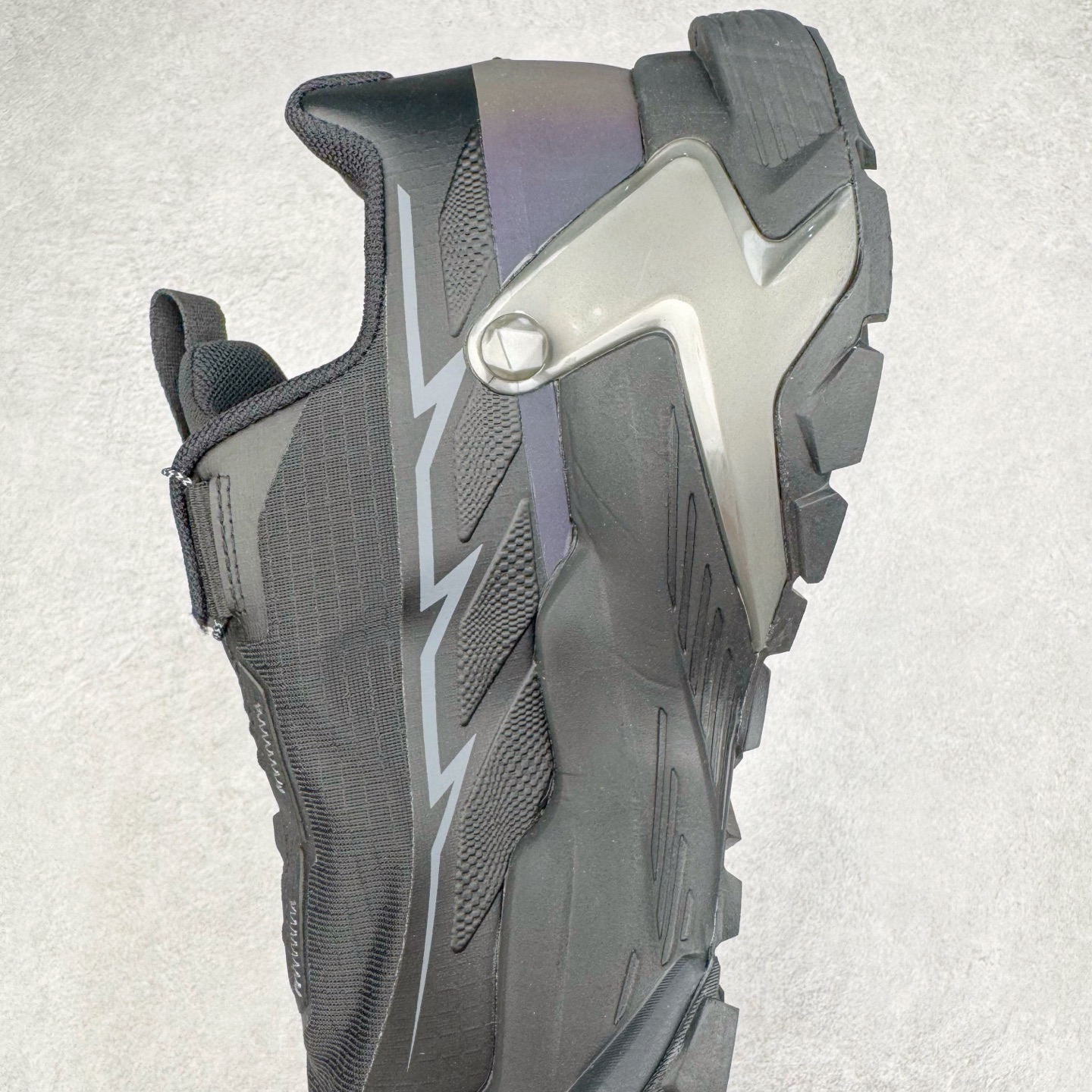 图片[7]-KAILAS FUGA DU BOA 凯乐石 黑山大坡王越野机能跑鞋 这双黑山整体呈现了多样的黑灰银搭配 鞋面主体部分采用网状薄翼材质中底是大坡王最具特色的山形结构 鞋带采用 BOA 旋钮快速穿脱系统 Vibram Megagrip 延续大坡王超强抓地 多重元素组合而成的造型和颜色设计让整双鞋观感丰富而又统一 整双鞋的技术和材料应用使得科技感十足颜色和脚感适合各类场景和场所穿着！ 尺码：36 36.5 37 37.5 38 39 39.5 40 41 41.5 42 42.5 43 44 44.5 45-选品中心