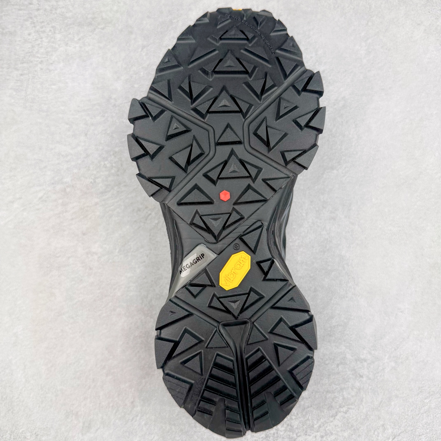 图片[9]-KAILAS FUGA DU BOA 凯乐石 黑山大坡王越野机能跑鞋 这双黑山整体呈现了多样的黑灰银搭配 鞋面主体部分采用网状薄翼材质中底是大坡王最具特色的山形结构 鞋带采用 BOA 旋钮快速穿脱系统 Vibram Megagrip 延续大坡王超强抓地 多重元素组合而成的造型和颜色设计让整双鞋观感丰富而又统一 整双鞋的技术和材料应用使得科技感十足颜色和脚感适合各类场景和场所穿着！ 尺码：36 36.5 37 37.5 38 39 39.5 40 41 41.5 42 42.5 43 44 44.5 45-选品中心