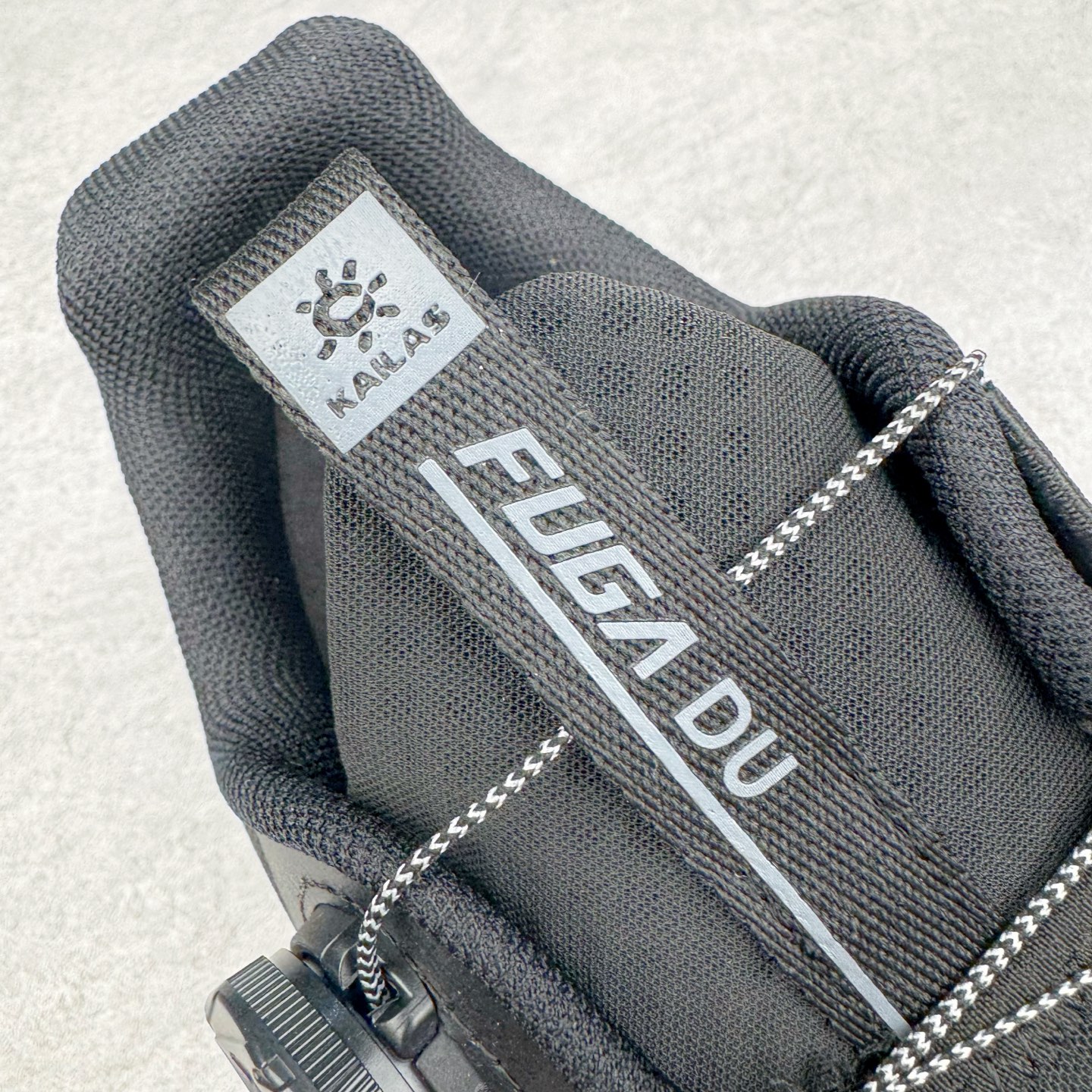 图片[14]-KAILAS FUGA DU BOA 凯乐石 黑山大坡王越野机能跑鞋 这双黑山整体呈现了多样的黑灰银搭配 鞋面主体部分采用网状薄翼材质中底是大坡王最具特色的山形结构 鞋带采用 BOA 旋钮快速穿脱系统 Vibram Megagrip 延续大坡王超强抓地 多重元素组合而成的造型和颜色设计让整双鞋观感丰富而又统一 整双鞋的技术和材料应用使得科技感十足颜色和脚感适合各类场景和场所穿着！ 尺码：36 36.5 37 37.5 38 39 39.5 40 41 41.5 42 42.5 43 44 44.5 45-选品中心