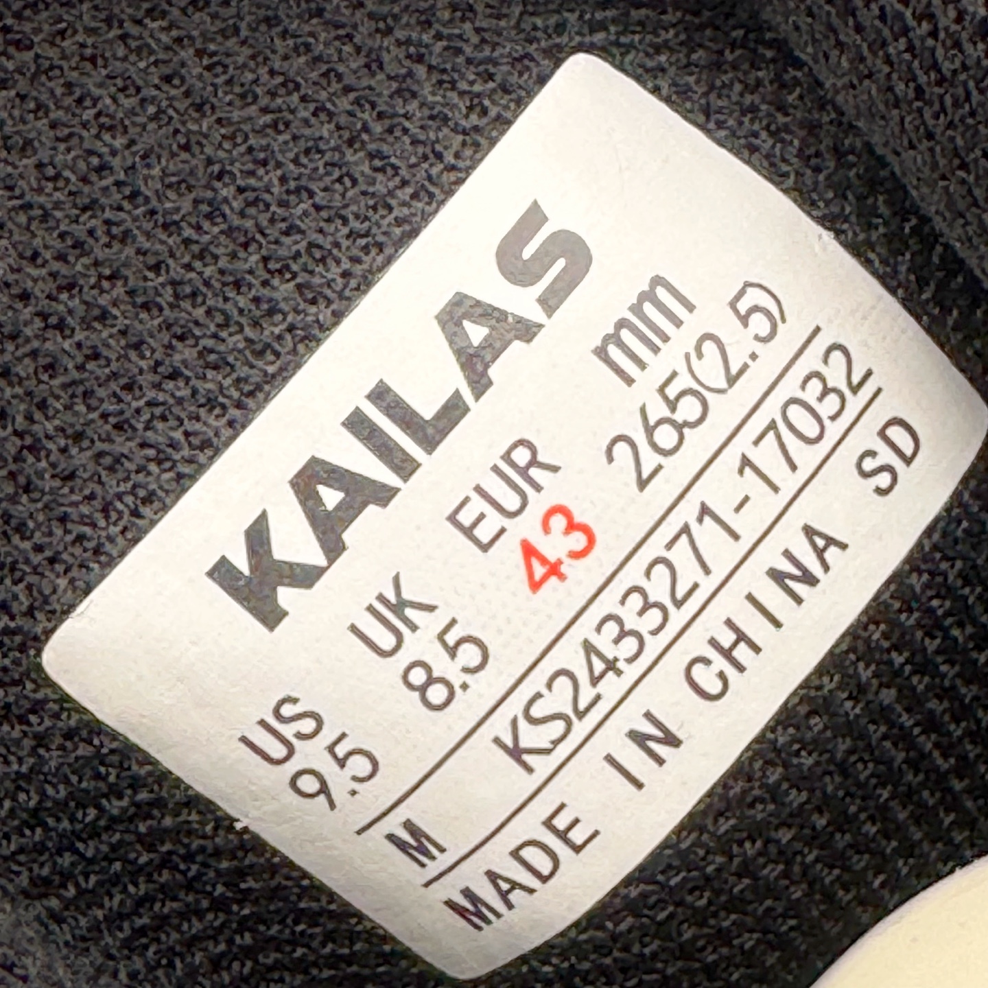 图片[12]-KAILAS FUGA DU BOA 凯乐石 黑山大坡王越野机能跑鞋 这双黑山整体呈现了多样的黑灰银搭配 鞋面主体部分采用网状薄翼材质中底是大坡王最具特色的山形结构 鞋带采用 BOA 旋钮快速穿脱系统 Vibram Megagrip 延续大坡王超强抓地 多重元素组合而成的造型和颜色设计让整双鞋观感丰富而又统一 整双鞋的技术和材料应用使得科技感十足颜色和脚感适合各类场景和场所穿着！ 尺码：36 36.5 37 37.5 38 39 39.5 40 41 41.5 42 42.5 43 44 44.5 45-选品中心