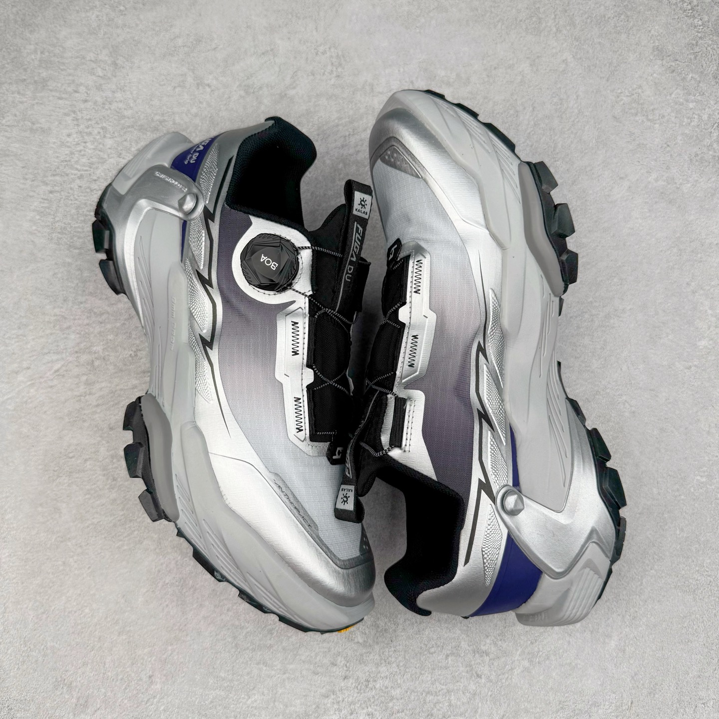 图片[3]-KAILAS FUGA DU BOA 凯乐石 黑山大坡王越野机能跑鞋 这双黑山整体呈现了多样的黑灰银搭配 鞋面主体部分采用网状薄翼材质中底是大坡王最具特色的山形结构 鞋带采用 BOA 旋钮快速穿脱系统 Vibram Megagrip 延续大坡王超强抓地 多重元素组合而成的造型和颜色设计让整双鞋观感丰富而又统一 整双鞋的技术和材料应用使得科技感十足颜色和脚感适合各类场景和场所穿着！ 尺码：36 36.5 37 37.5 38 39 39.5 40 41 41.5 42 42.5 43 44 44.5 45-选品中心