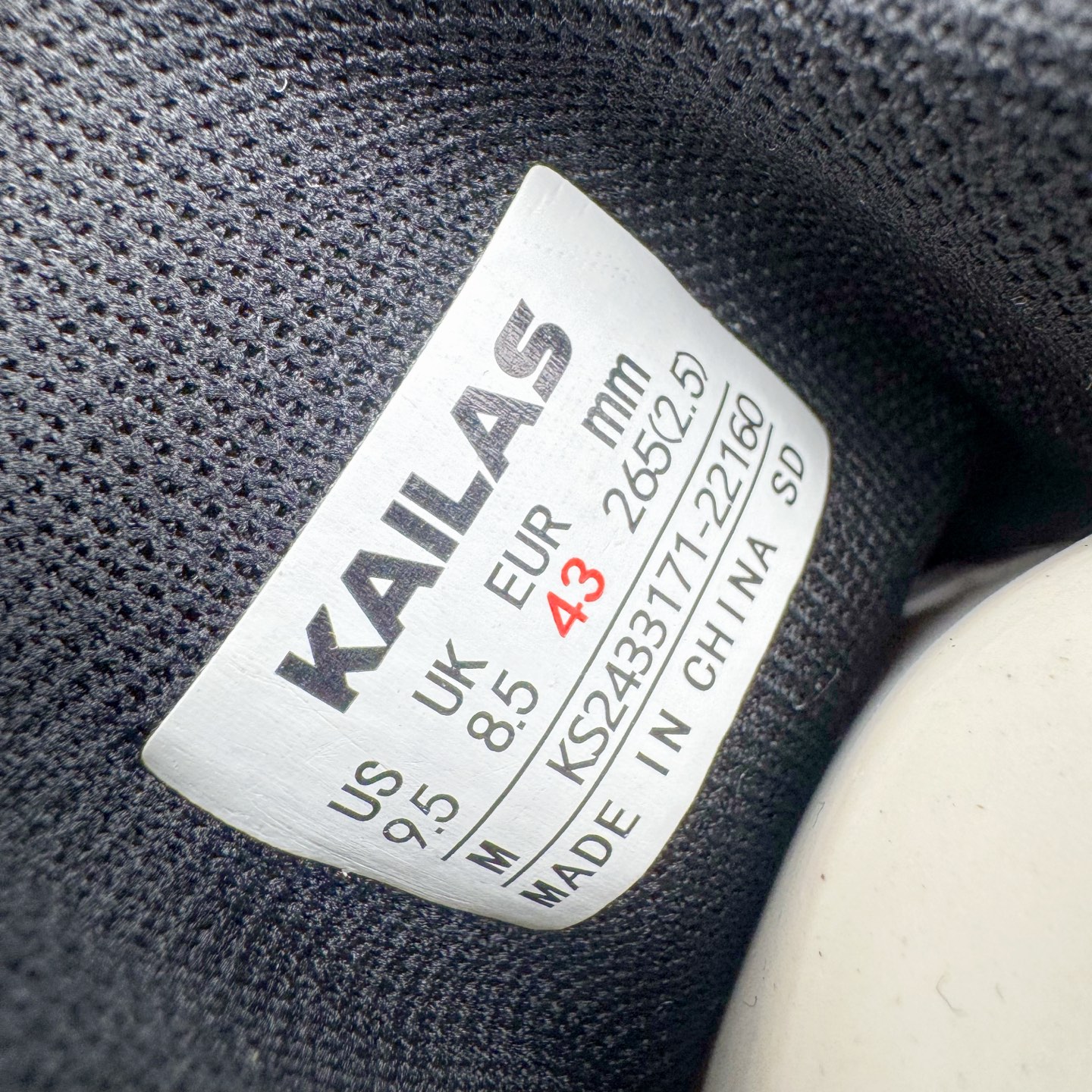 图片[19]-KAILAS FUGA DU BOA 凯乐石 黑山大坡王越野机能跑鞋 这双黑山整体呈现了多样的黑灰银搭配 鞋面主体部分采用网状薄翼材质中底是大坡王最具特色的山形结构 鞋带采用 BOA 旋钮快速穿脱系统 Vibram Megagrip 延续大坡王超强抓地 多重元素组合而成的造型和颜色设计让整双鞋观感丰富而又统一 整双鞋的技术和材料应用使得科技感十足颜色和脚感适合各类场景和场所穿着！ 尺码：36 36.5 37 37.5 38 39 39.5 40 41 41.5 42 42.5 43 44 44.5 45-选品中心