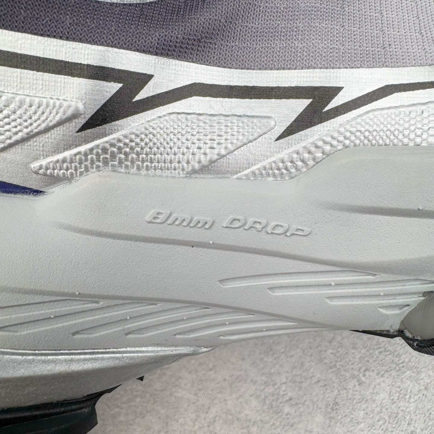 图片[12]-KAILAS FUGA DU BOA 凯乐石 黑山大坡王越野机能跑鞋 这双黑山整体呈现了多样的黑灰银搭配 鞋面主体部分采用网状薄翼材质中底是大坡王最具特色的山形结构 鞋带采用 BOA 旋钮快速穿脱系统 Vibram Megagrip 延续大坡王超强抓地 多重元素组合而成的造型和颜色设计让整双鞋观感丰富而又统一 整双鞋的技术和材料应用使得科技感十足颜色和脚感适合各类场景和场所穿着！ 尺码：36 36.5 37 37.5 38 39 39.5 40 41 41.5 42 42.5 43 44 44.5 45-选品中心