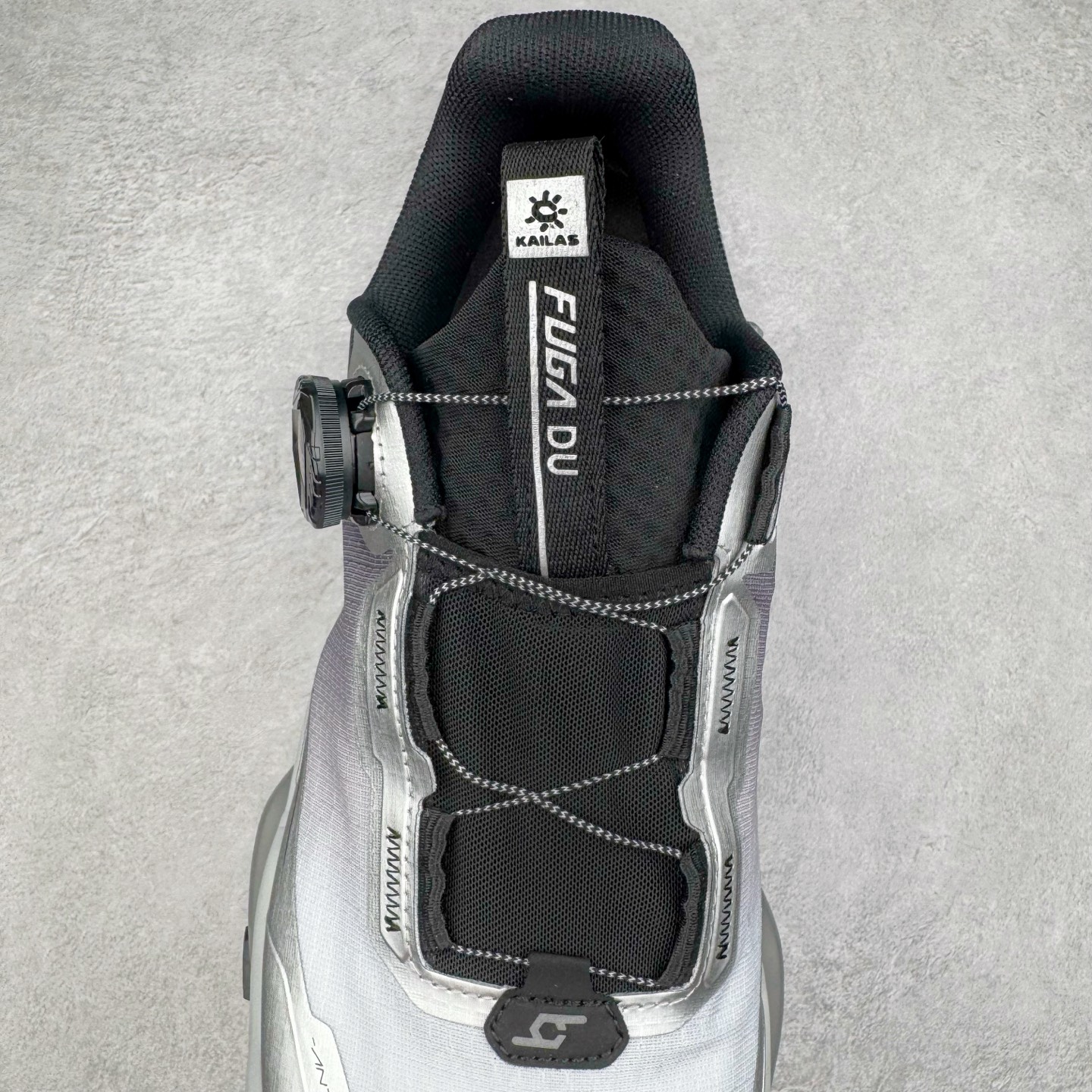 图片[5]-KAILAS FUGA DU BOA 凯乐石 黑山大坡王越野机能跑鞋 这双黑山整体呈现了多样的黑灰银搭配 鞋面主体部分采用网状薄翼材质中底是大坡王最具特色的山形结构 鞋带采用 BOA 旋钮快速穿脱系统 Vibram Megagrip 延续大坡王超强抓地 多重元素组合而成的造型和颜色设计让整双鞋观感丰富而又统一 整双鞋的技术和材料应用使得科技感十足颜色和脚感适合各类场景和场所穿着！ 尺码：36 36.5 37 37.5 38 39 39.5 40 41 41.5 42 42.5 43 44 44.5 45-选品中心