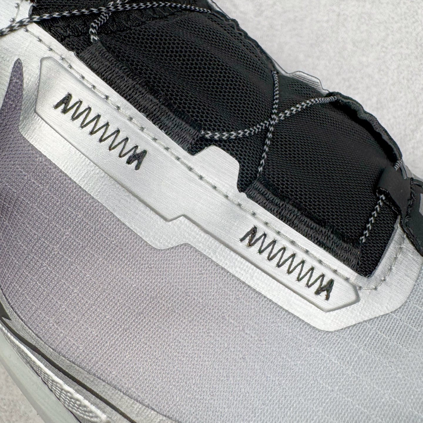 图片[14]-KAILAS FUGA DU BOA 凯乐石 黑山大坡王越野机能跑鞋 这双黑山整体呈现了多样的黑灰银搭配 鞋面主体部分采用网状薄翼材质中底是大坡王最具特色的山形结构 鞋带采用 BOA 旋钮快速穿脱系统 Vibram Megagrip 延续大坡王超强抓地 多重元素组合而成的造型和颜色设计让整双鞋观感丰富而又统一 整双鞋的技术和材料应用使得科技感十足颜色和脚感适合各类场景和场所穿着！ 尺码：36 36.5 37 37.5 38 39 39.5 40 41 41.5 42 42.5 43 44 44.5 45-选品中心