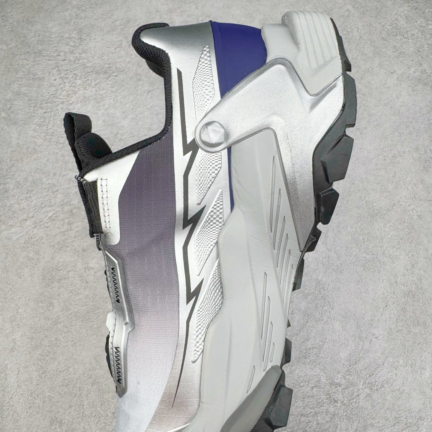 图片[7]-KAILAS FUGA DU BOA 凯乐石 黑山大坡王越野机能跑鞋 这双黑山整体呈现了多样的黑灰银搭配 鞋面主体部分采用网状薄翼材质中底是大坡王最具特色的山形结构 鞋带采用 BOA 旋钮快速穿脱系统 Vibram Megagrip 延续大坡王超强抓地 多重元素组合而成的造型和颜色设计让整双鞋观感丰富而又统一 整双鞋的技术和材料应用使得科技感十足颜色和脚感适合各类场景和场所穿着！ 尺码：36 36.5 37 37.5 38 39 39.5 40 41 41.5 42 42.5 43 44 44.5 45-选品中心