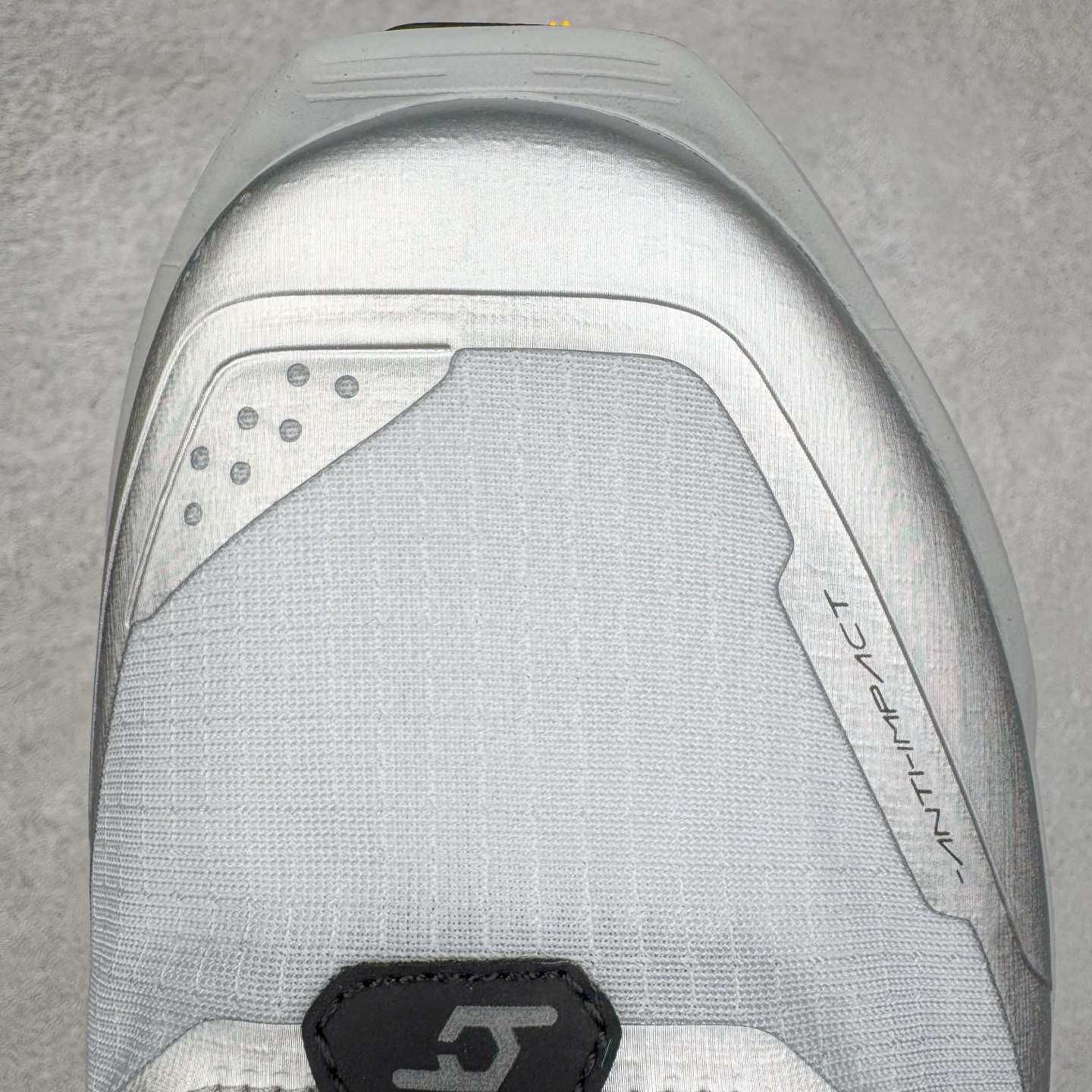 图片[16]-KAILAS FUGA DU BOA 凯乐石 黑山大坡王越野机能跑鞋 这双黑山整体呈现了多样的黑灰银搭配 鞋面主体部分采用网状薄翼材质中底是大坡王最具特色的山形结构 鞋带采用 BOA 旋钮快速穿脱系统 Vibram Megagrip 延续大坡王超强抓地 多重元素组合而成的造型和颜色设计让整双鞋观感丰富而又统一 整双鞋的技术和材料应用使得科技感十足颜色和脚感适合各类场景和场所穿着！ 尺码：36 36.5 37 37.5 38 39 39.5 40 41 41.5 42 42.5 43 44 44.5 45-选品中心