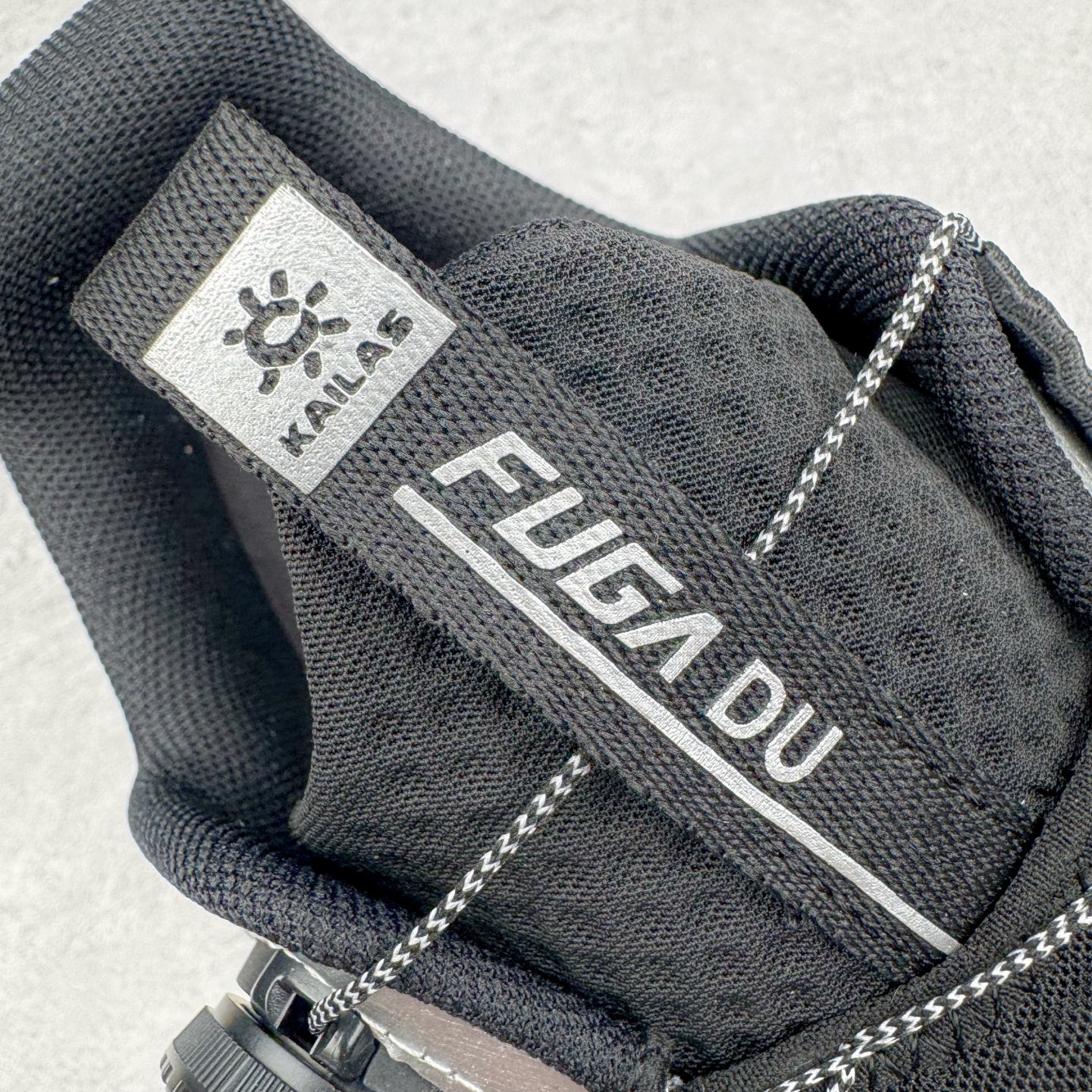 图片[17]-KAILAS FUGA DU BOA 凯乐石 黑山大坡王越野机能跑鞋 这双黑山整体呈现了多样的黑灰银搭配 鞋面主体部分采用网状薄翼材质中底是大坡王最具特色的山形结构 鞋带采用 BOA 旋钮快速穿脱系统 Vibram Megagrip 延续大坡王超强抓地 多重元素组合而成的造型和颜色设计让整双鞋观感丰富而又统一 整双鞋的技术和材料应用使得科技感十足颜色和脚感适合各类场景和场所穿着！ 尺码：36 36.5 37 37.5 38 39 39.5 40 41 41.5 42 42.5 43 44 44.5 45-选品中心